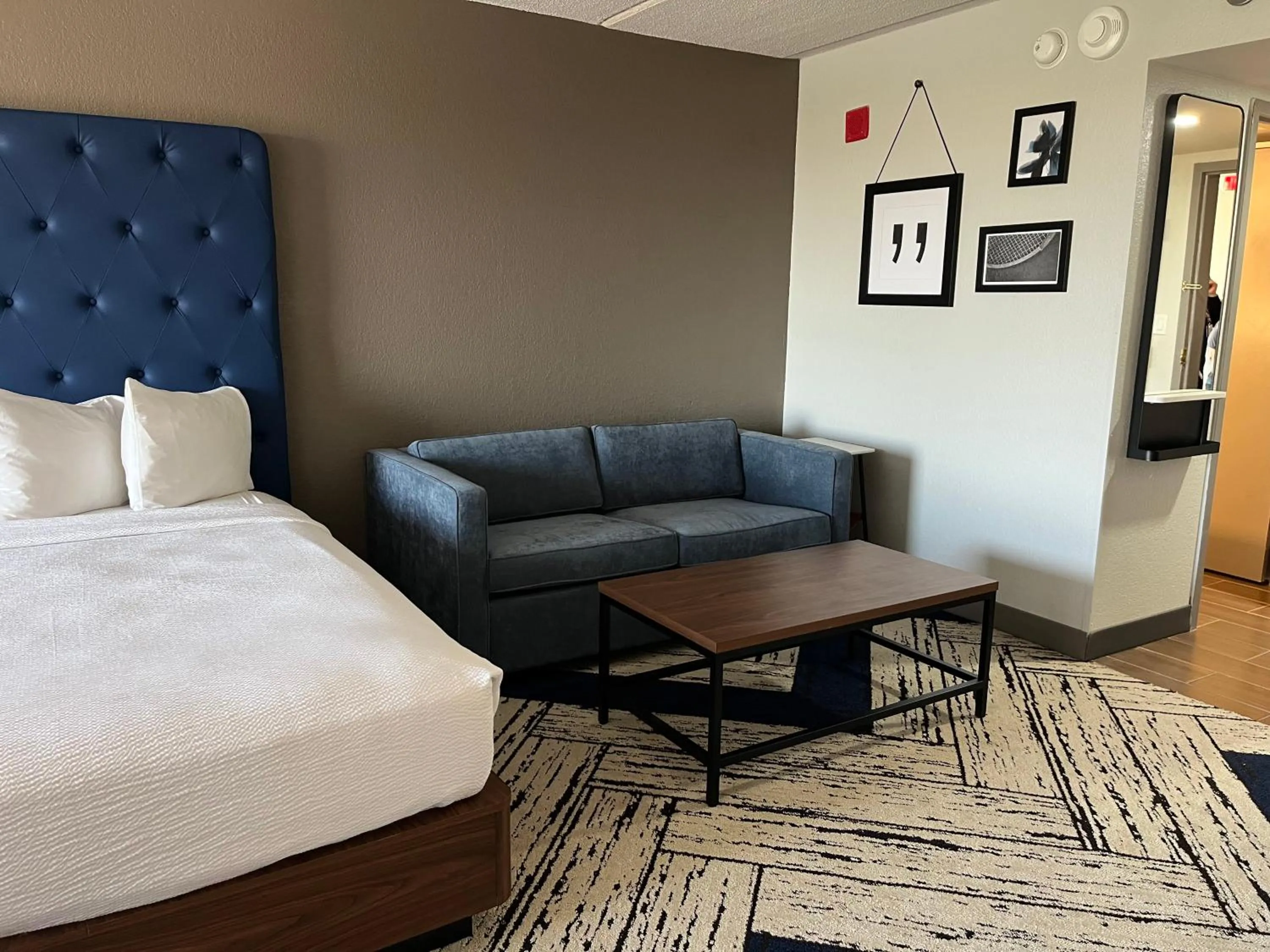 Photo of the whole room, Bed in Sky Point Hotel & Suites - Atlanta Airport