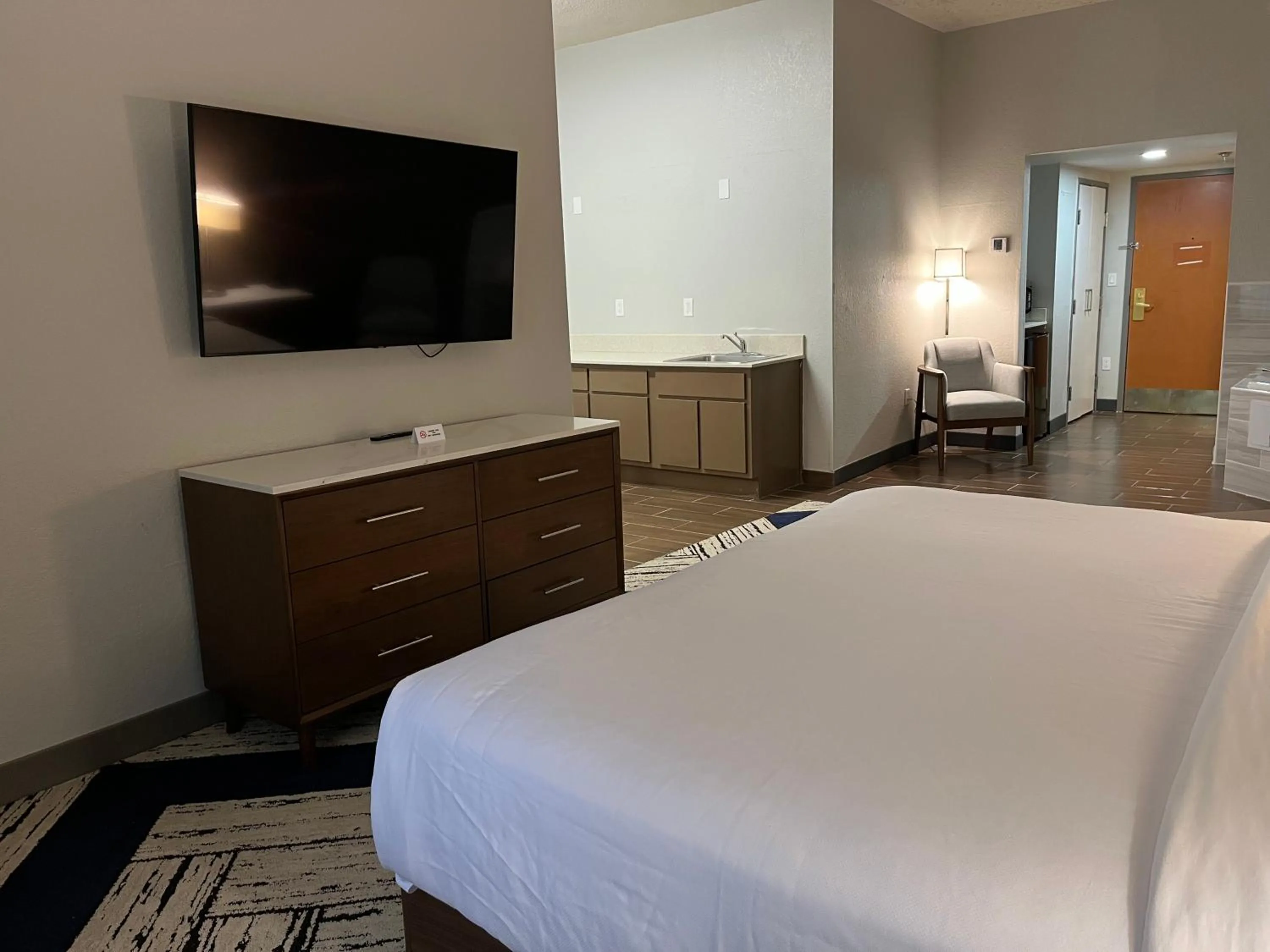 Photo of the whole room, Bed in Sky Point Hotel & Suites - Atlanta Airport