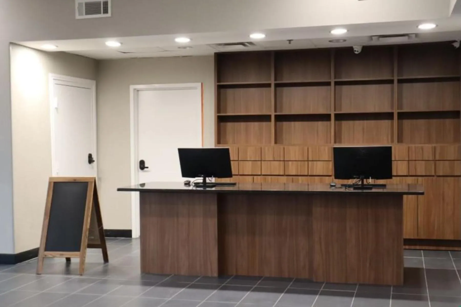 Lobby or reception in Sky Point Hotel & Suites - Atlanta Airport