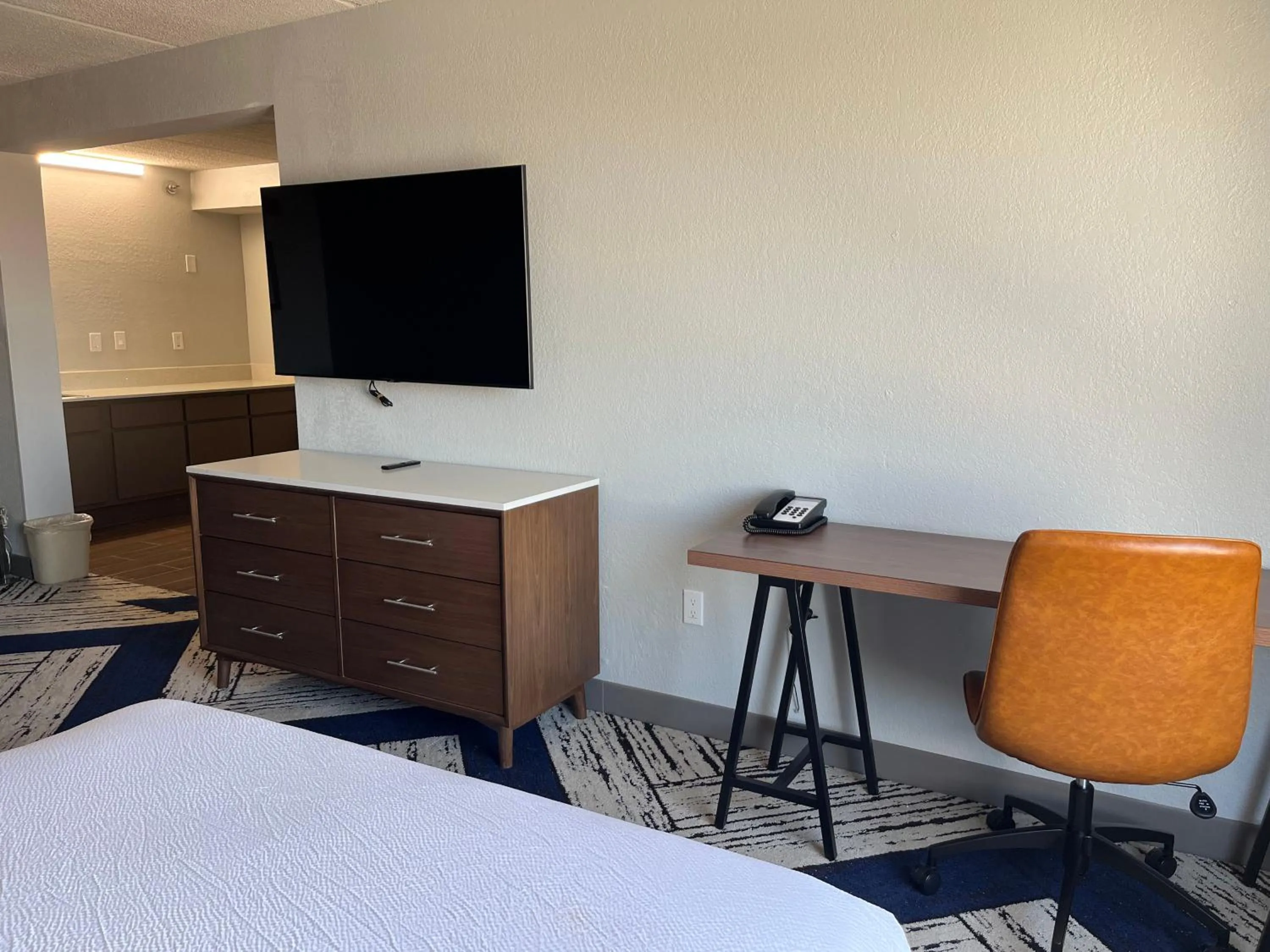 Photo of the whole room, Bed in Sky Point Hotel & Suites - Atlanta Airport