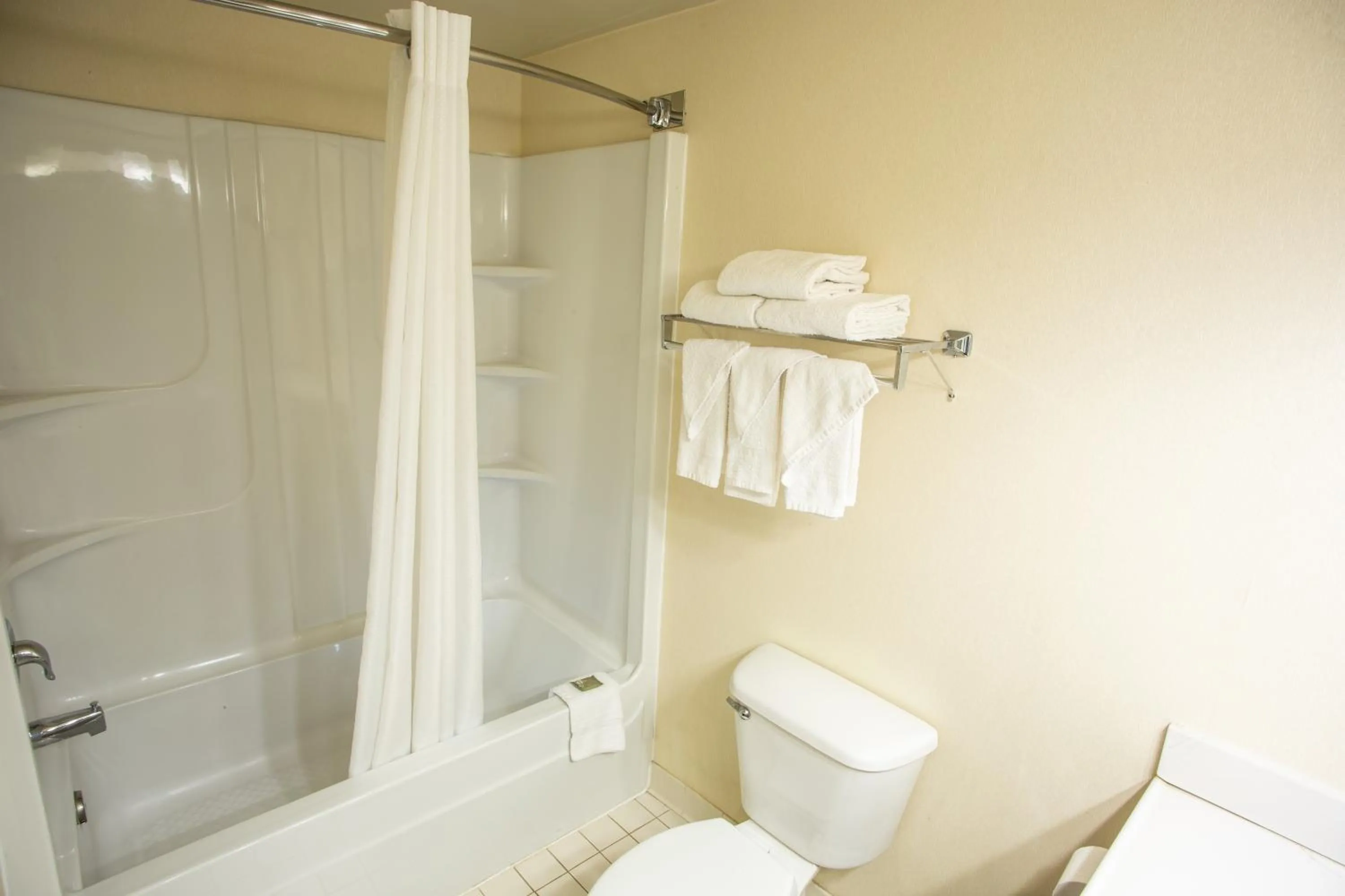 Bathroom in Country Inn & Suites by Radisson, Harrisburg West Mechanicsburg