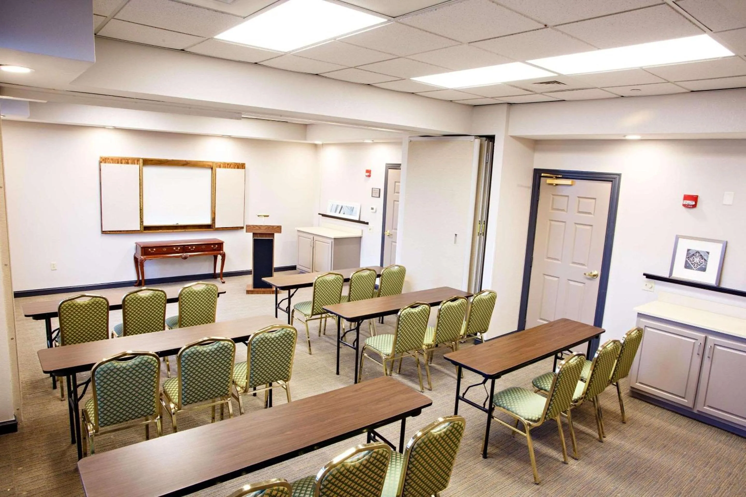 Meeting/conference room in Country Inn & Suites by Radisson, Harrisburg West Mechanicsburg