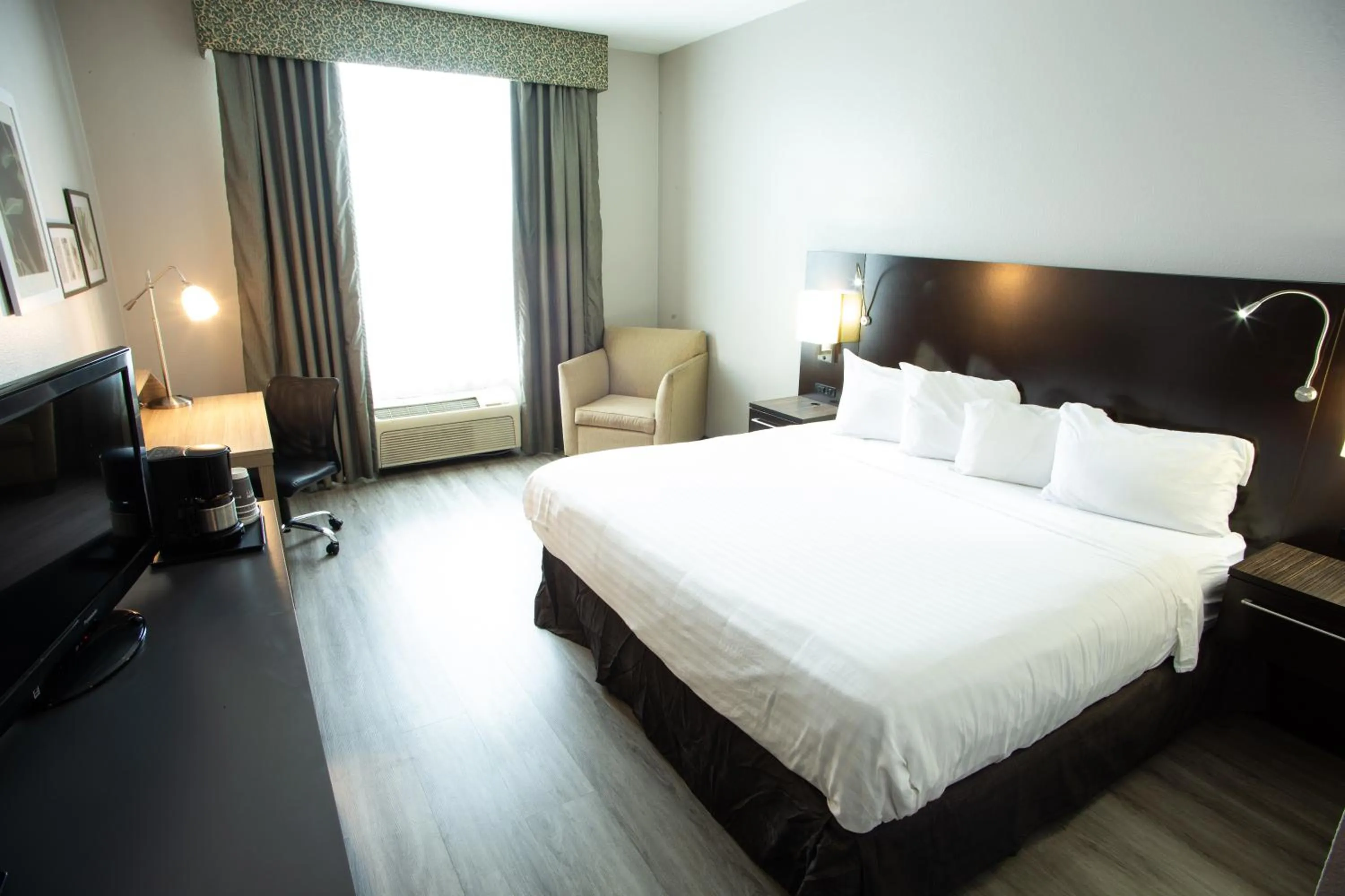 Photo of the whole room, Bed in Country Inn & Suites by Radisson, Harrisburg West Mechanicsburg