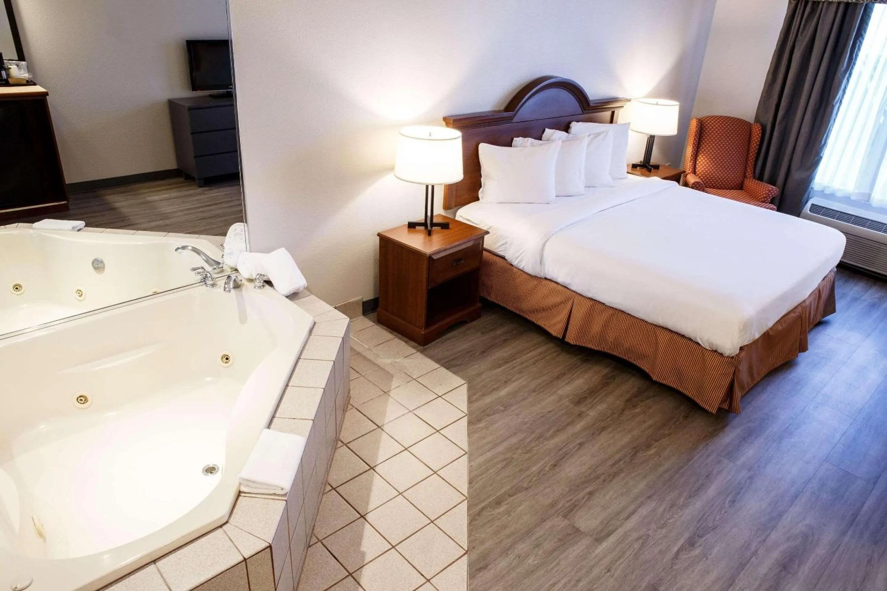 Bedroom, Bed in Country Inn & Suites by Radisson, Harrisburg West Mechanicsburg