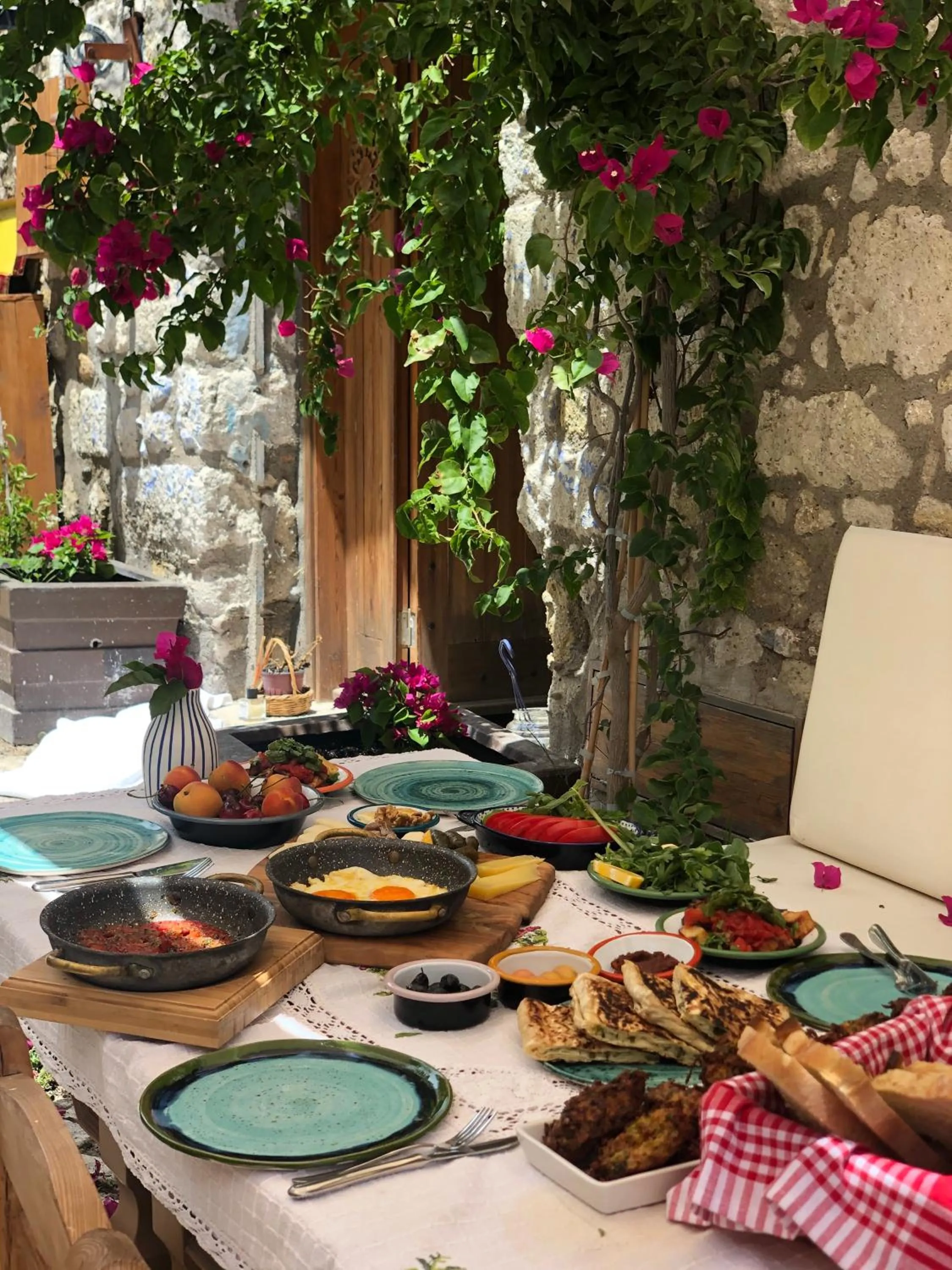 Food and drinks in Mahzen Alaçatı