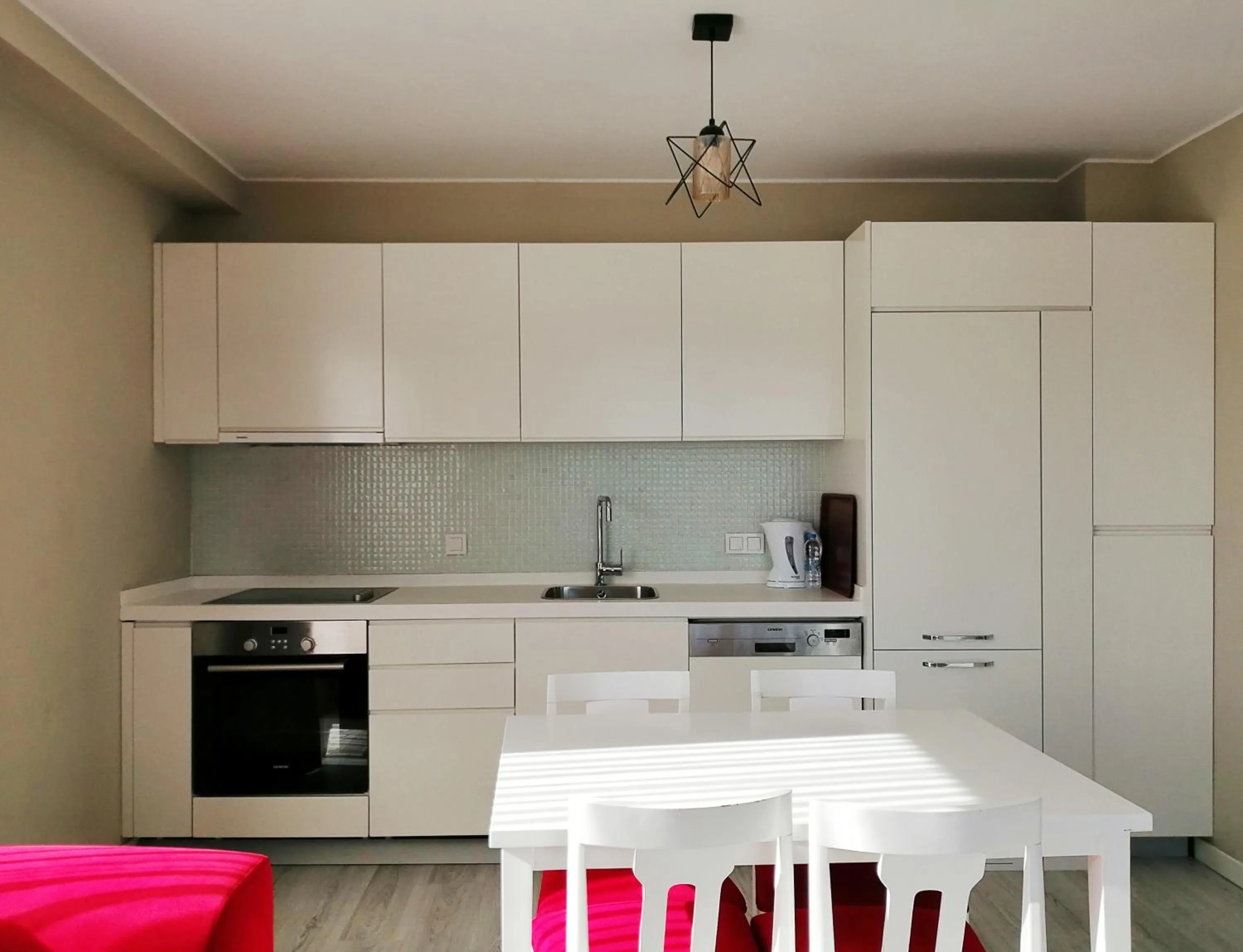 Kitchen or kitchenette in Medproper Suites Airport