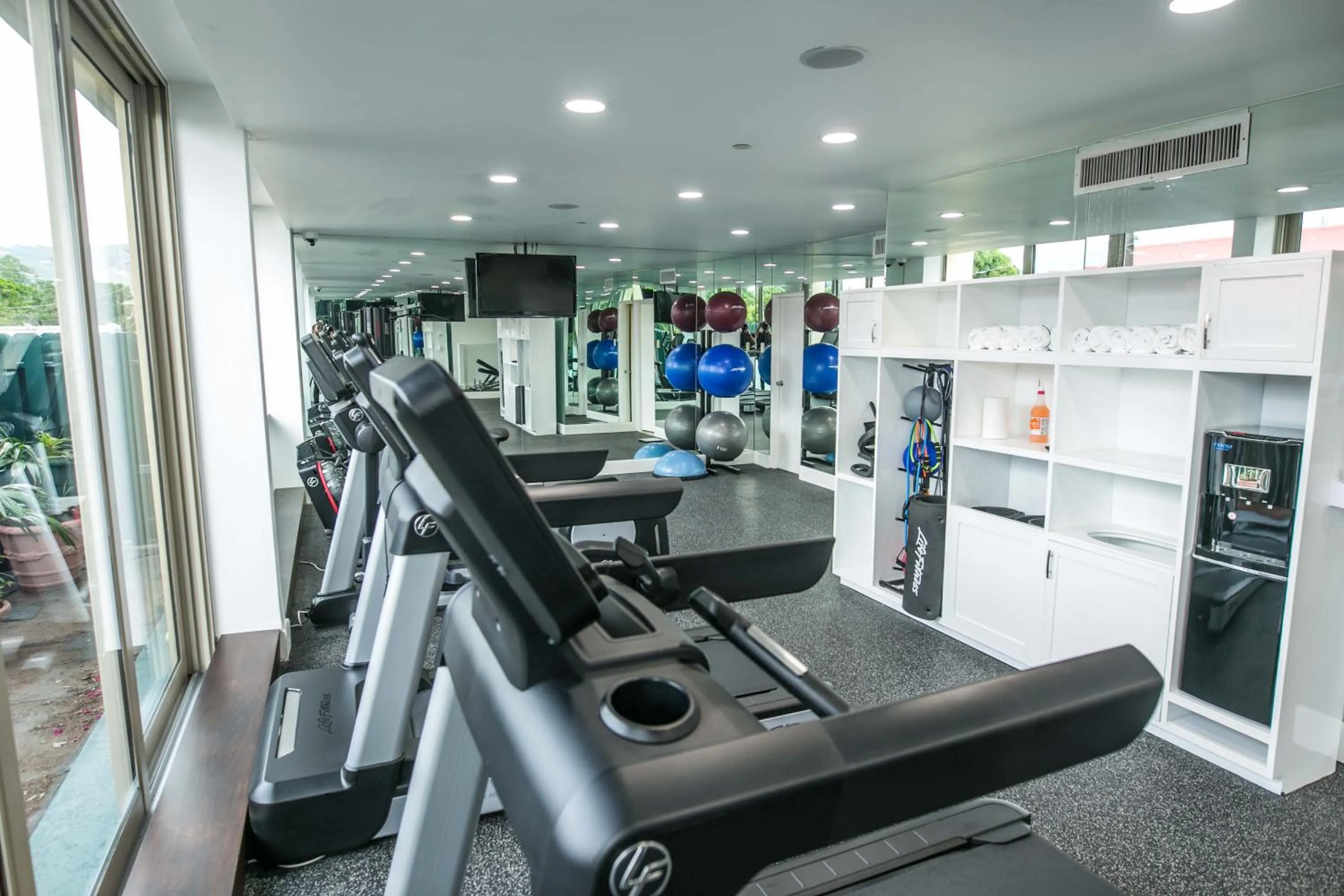 Fitness centre/facilities in Courtleigh Hotel & Suites