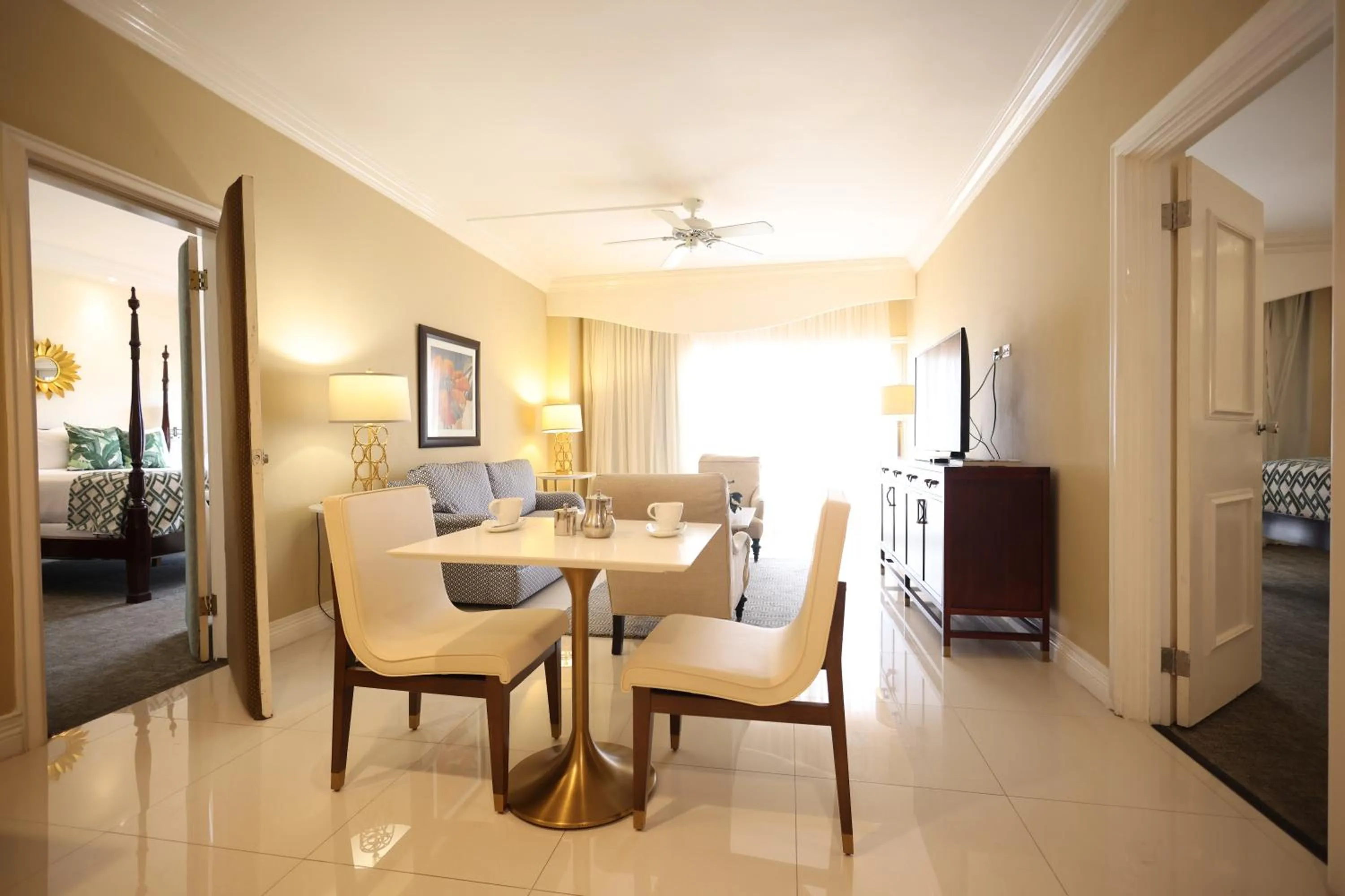 Living room in Courtleigh Hotel & Suites