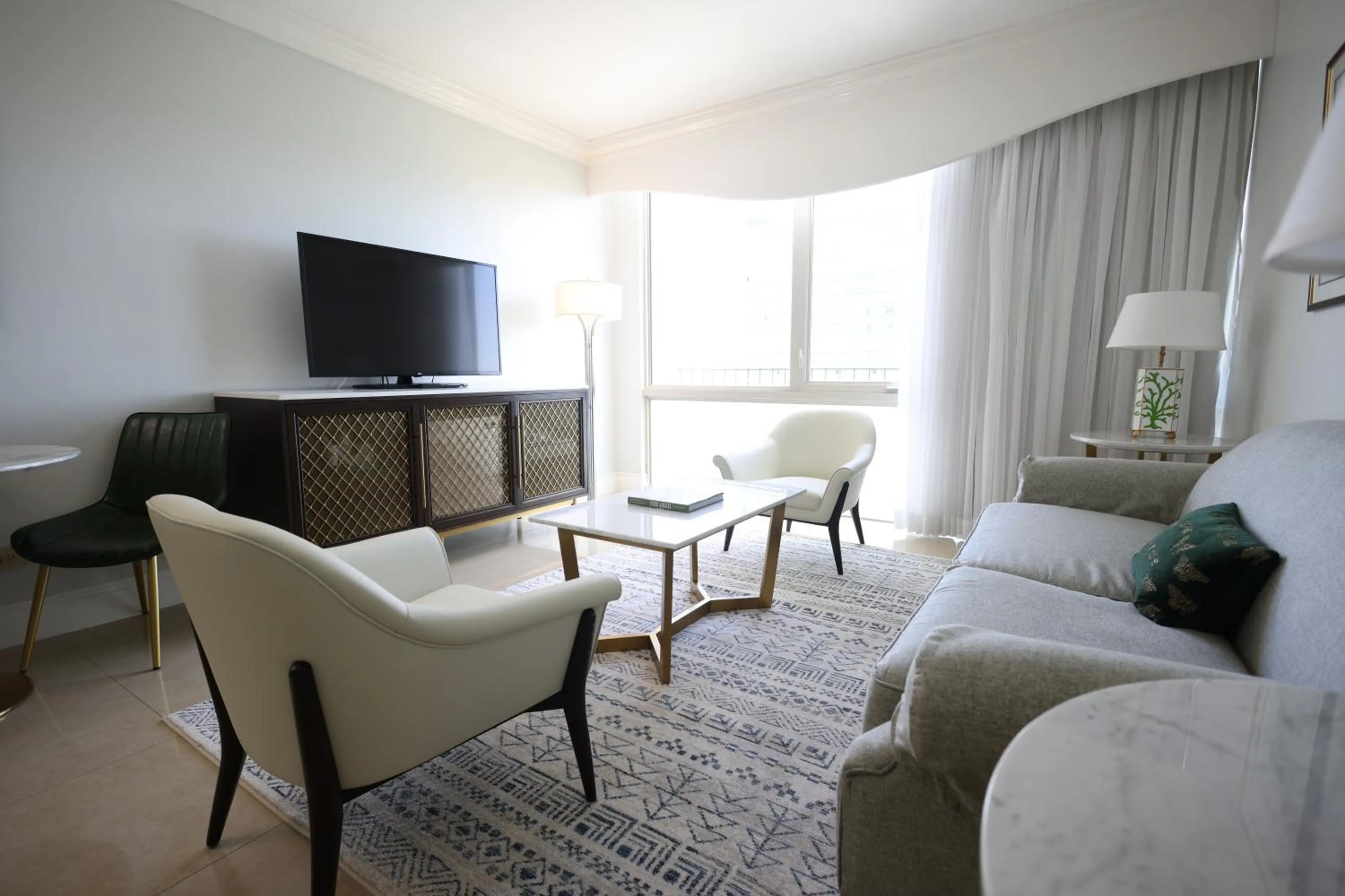 Living room, Bed in Courtleigh Hotel & Suites