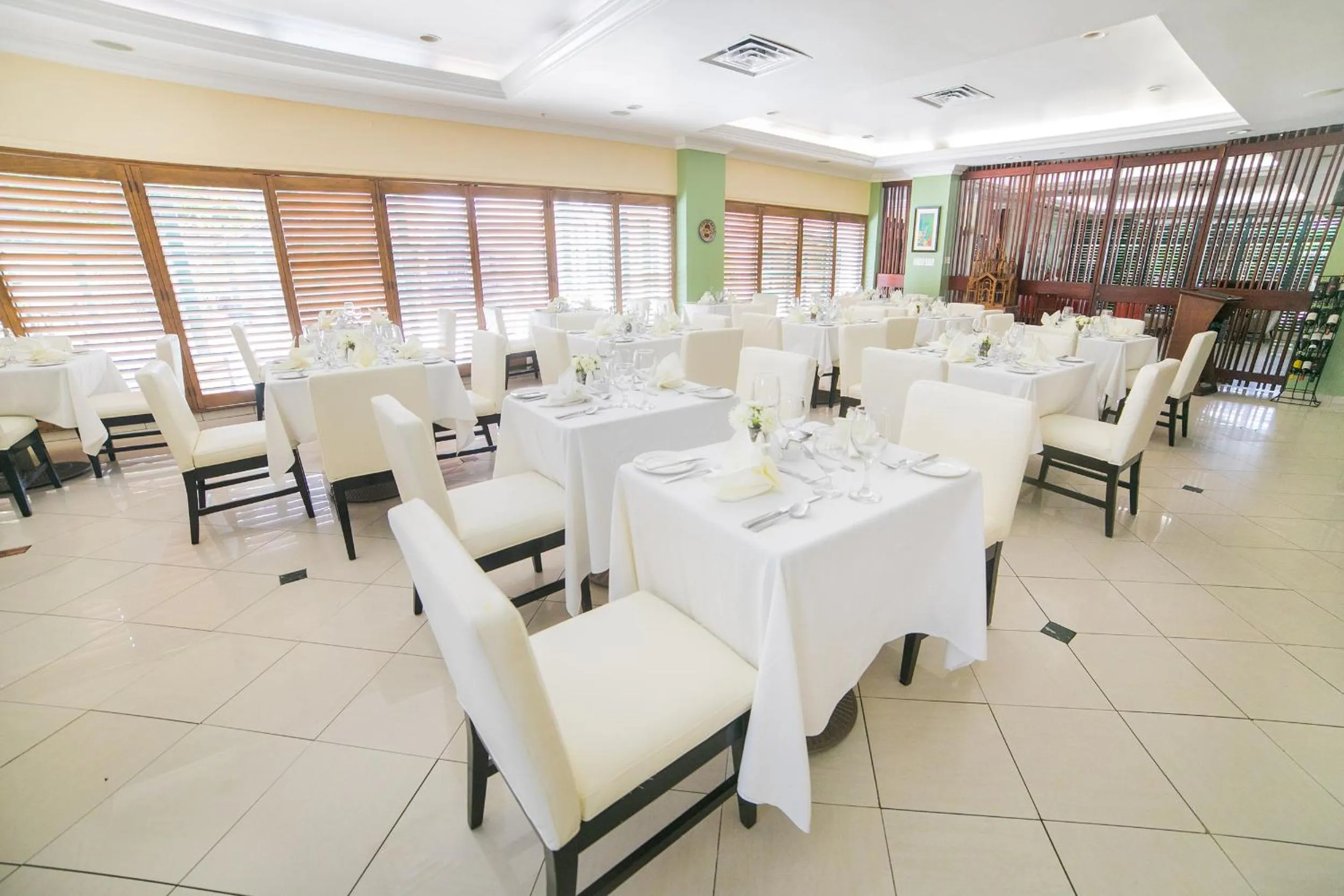 Restaurant/places to eat in Courtleigh Hotel & Suites