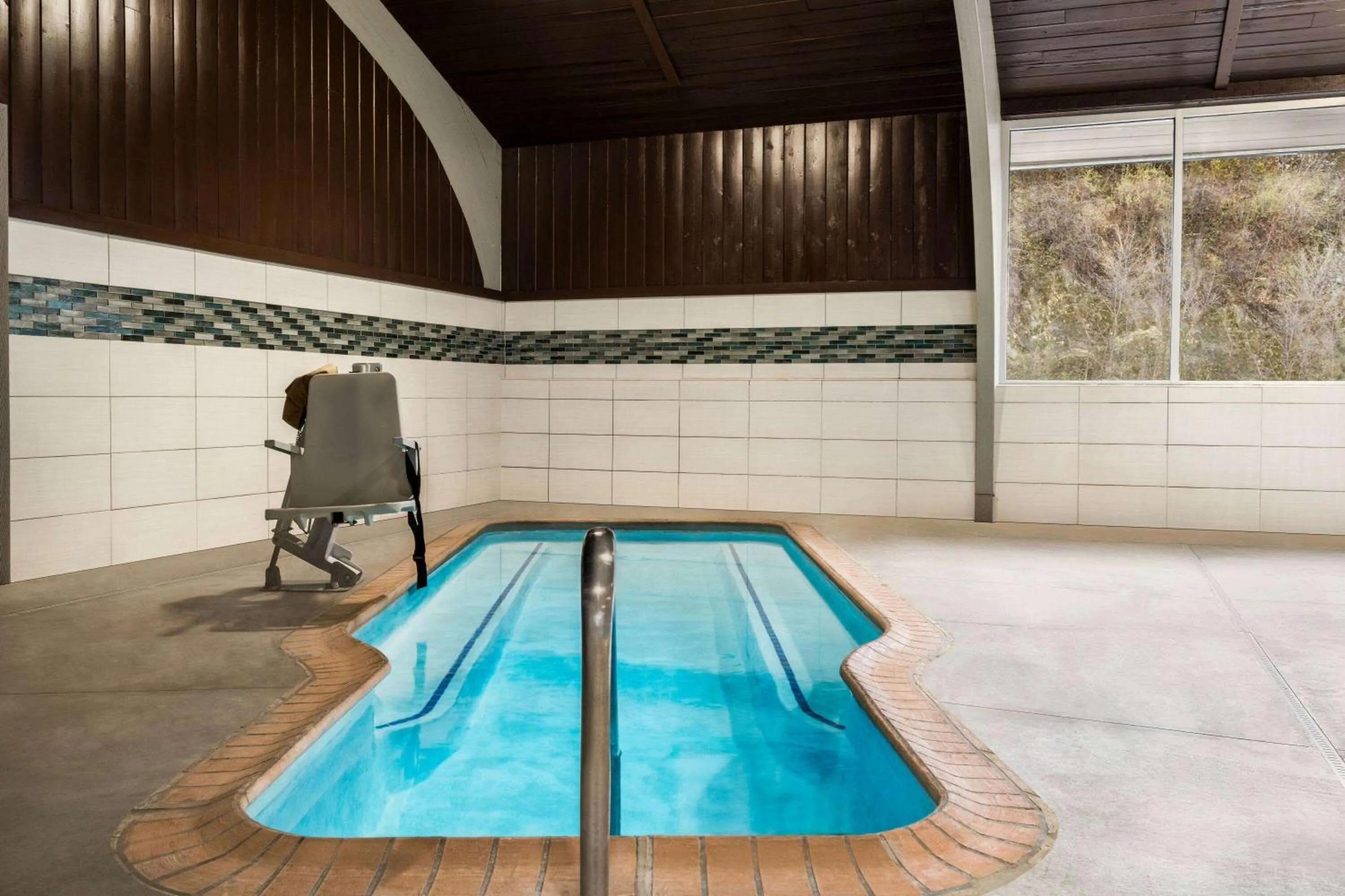 Swimming pool in Rochester Hotel & Suites - Mayo Clinic Area