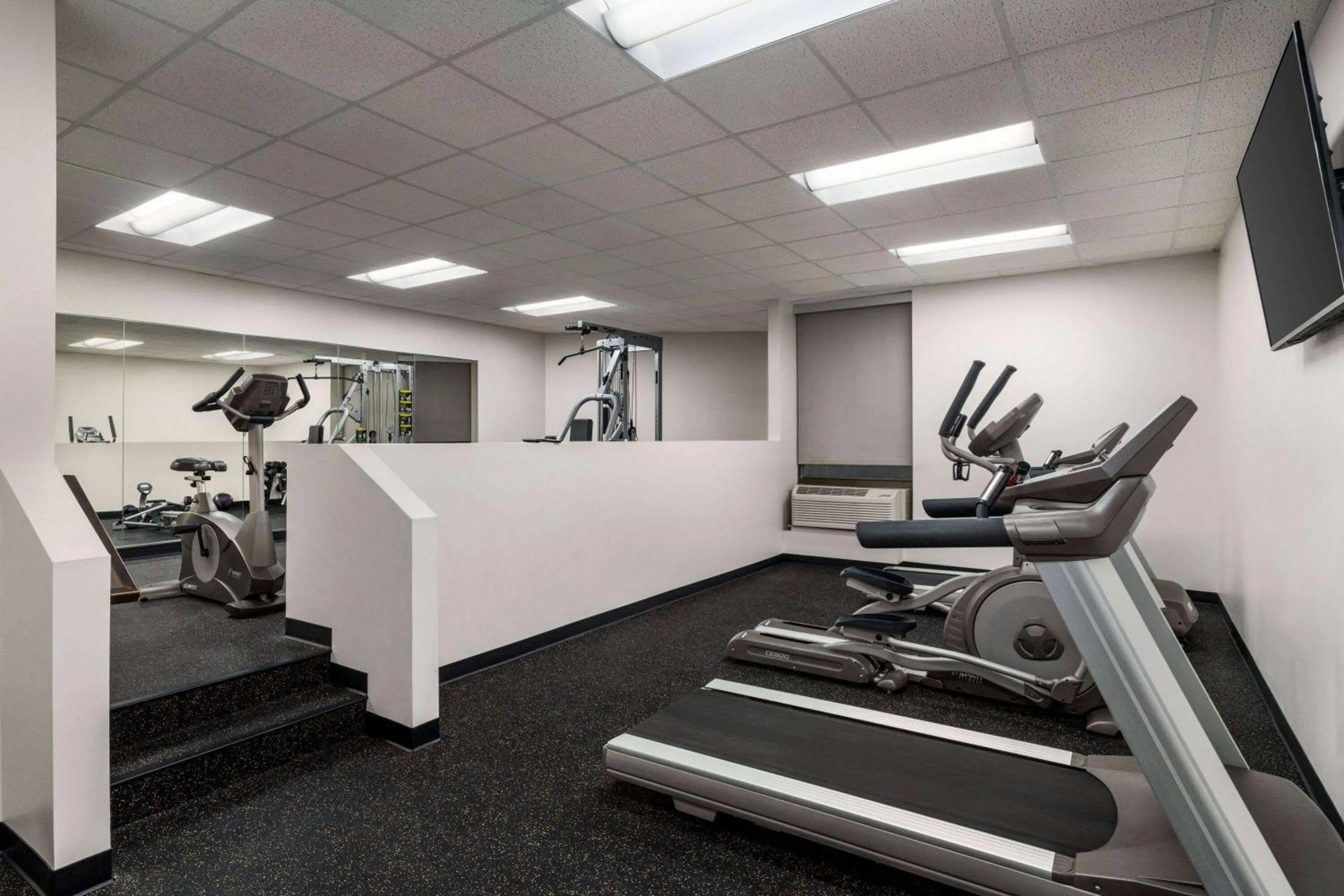 Fitness centre/facilities in Rochester Hotel & Suites - Mayo Clinic Area