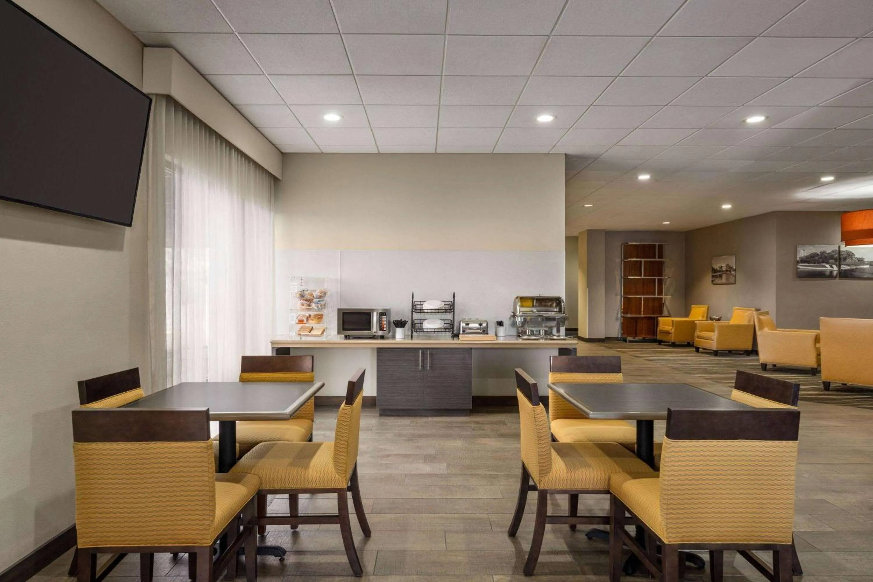 Breakfast in Rochester Hotel & Suites - Mayo Clinic Area