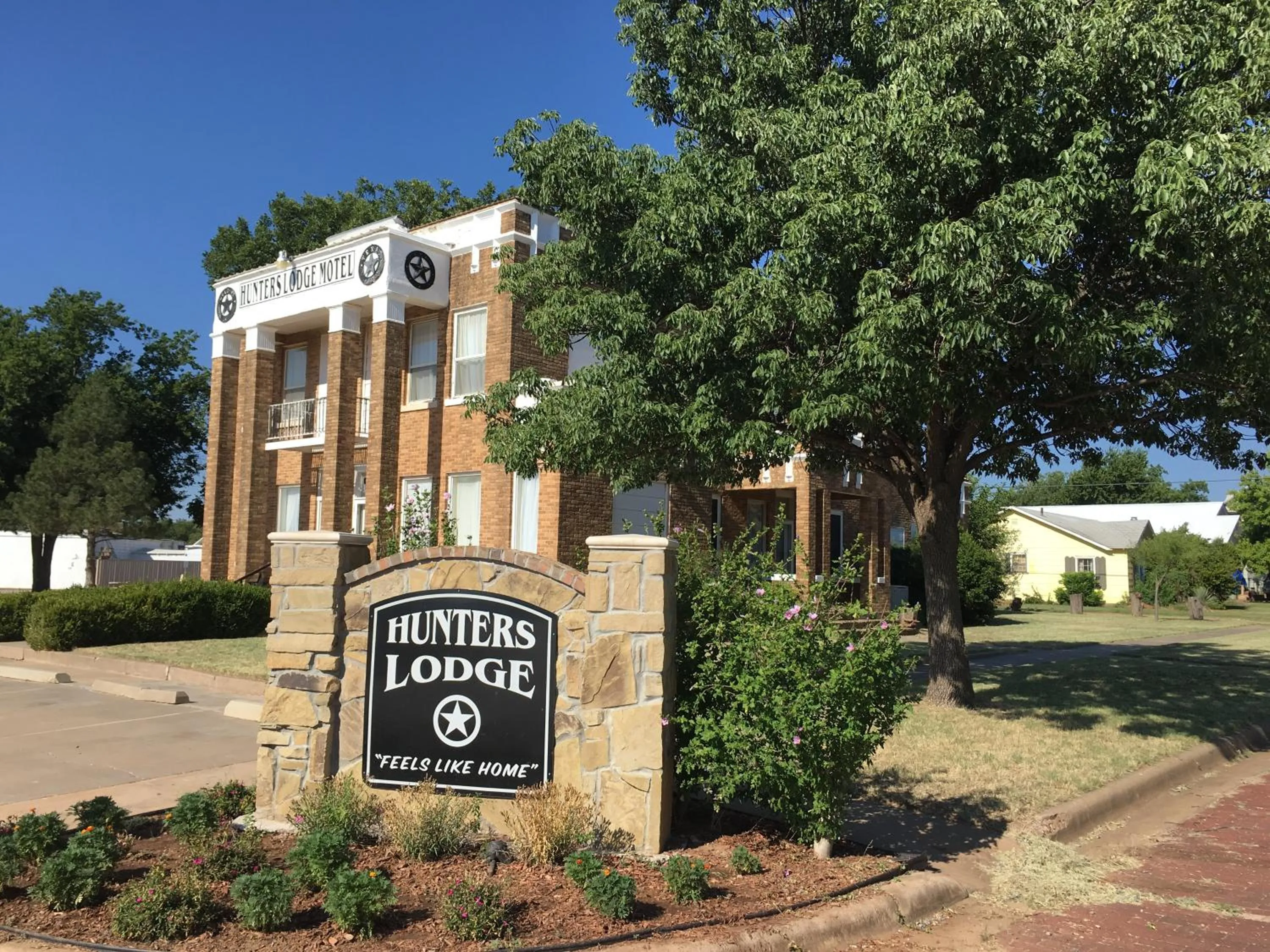 Facade/entrance in Hunters Lodge Motel