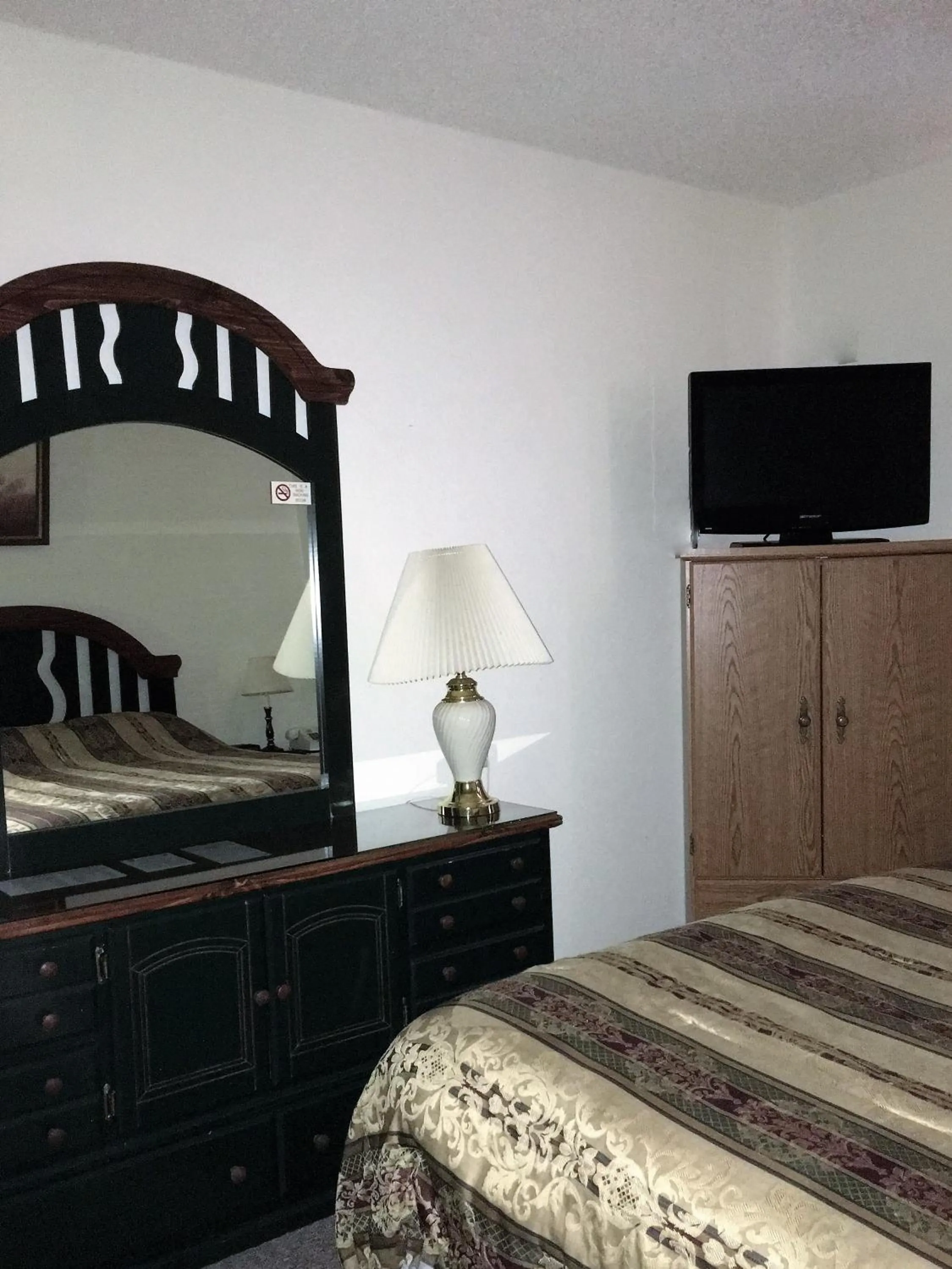 Photo of the whole room, Bed in Hunters Lodge Motel