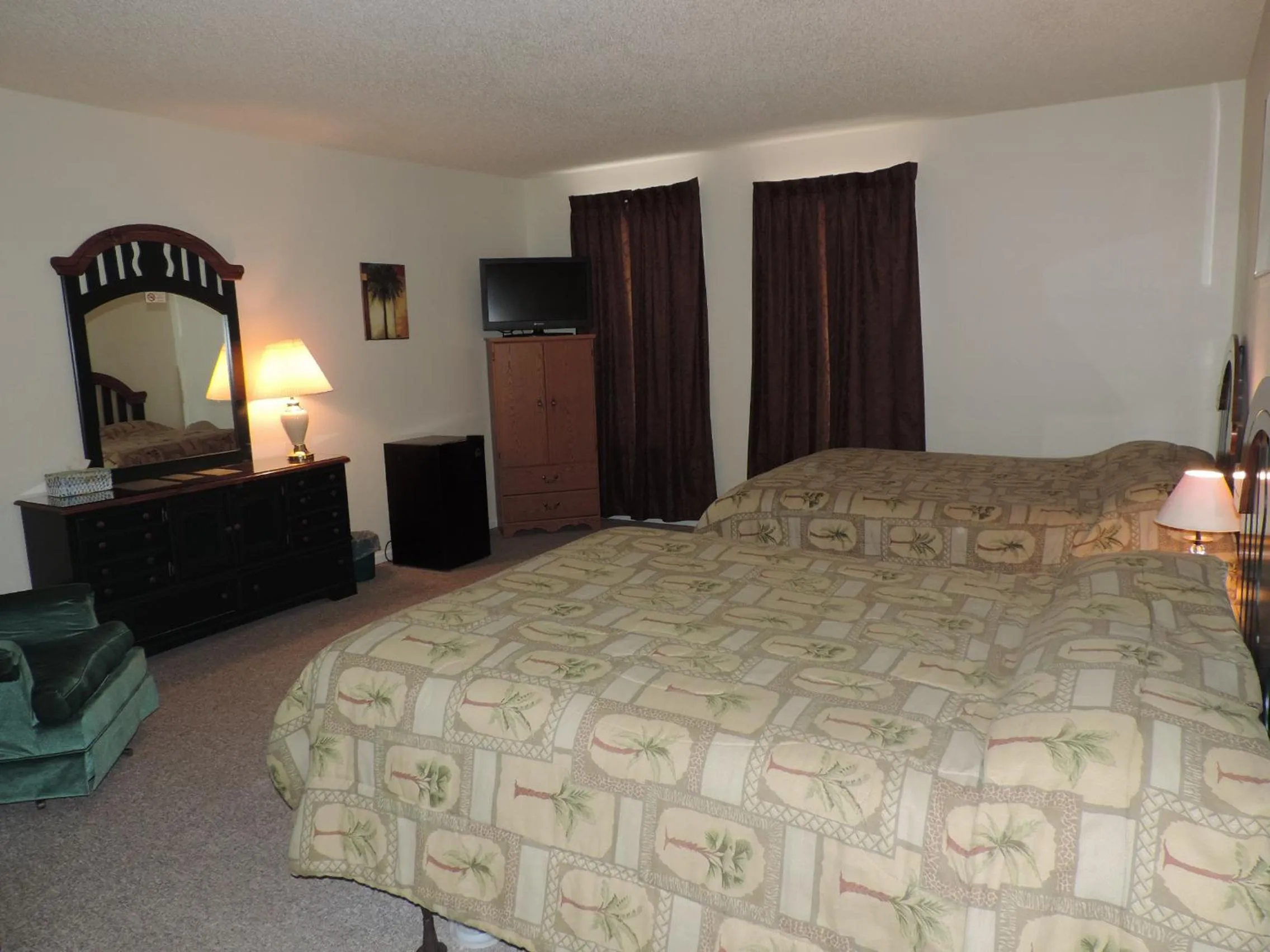 Photo of the whole room, Bed in Hunters Lodge Motel