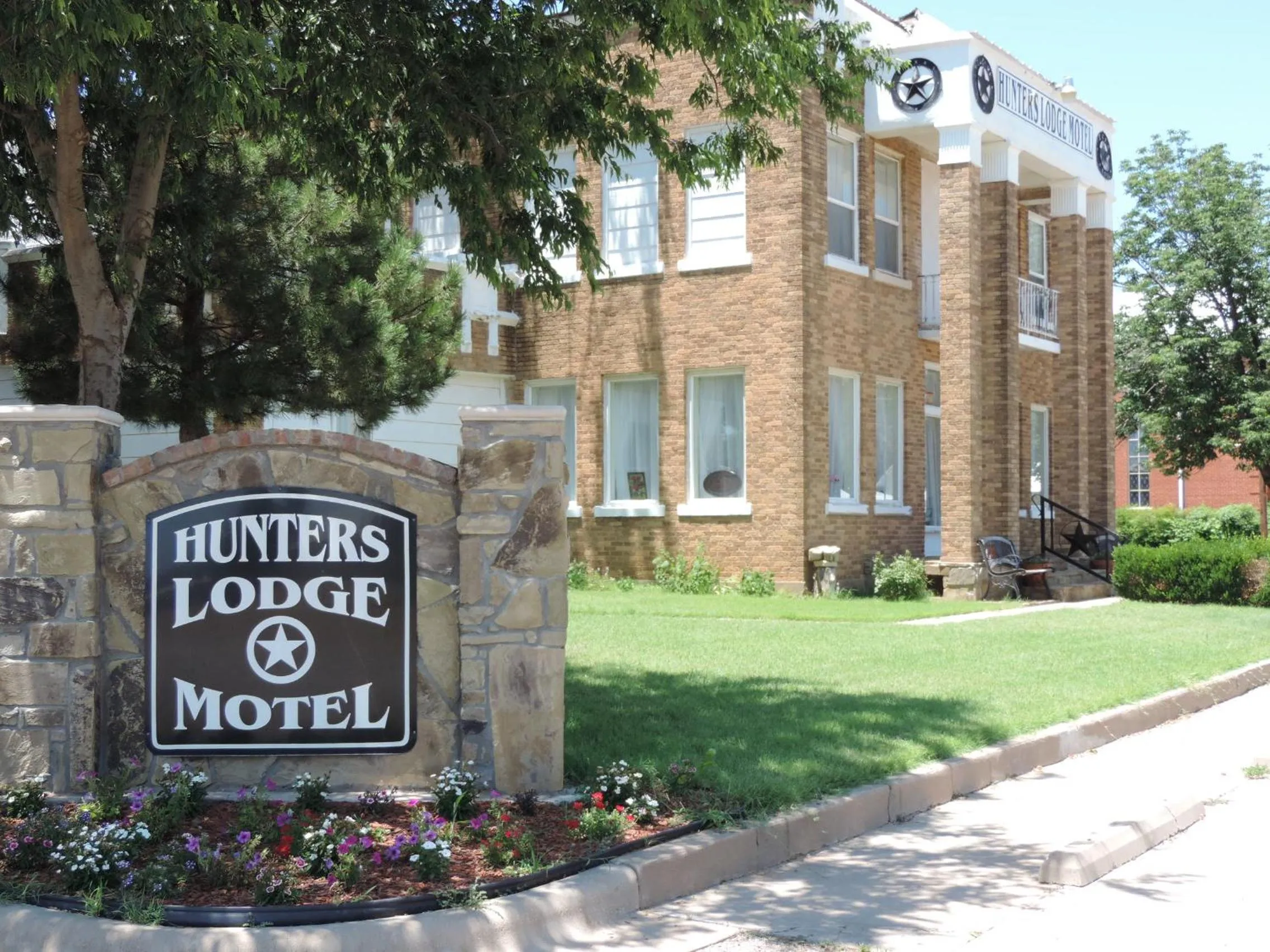 Facade/entrance in Hunters Lodge Motel
