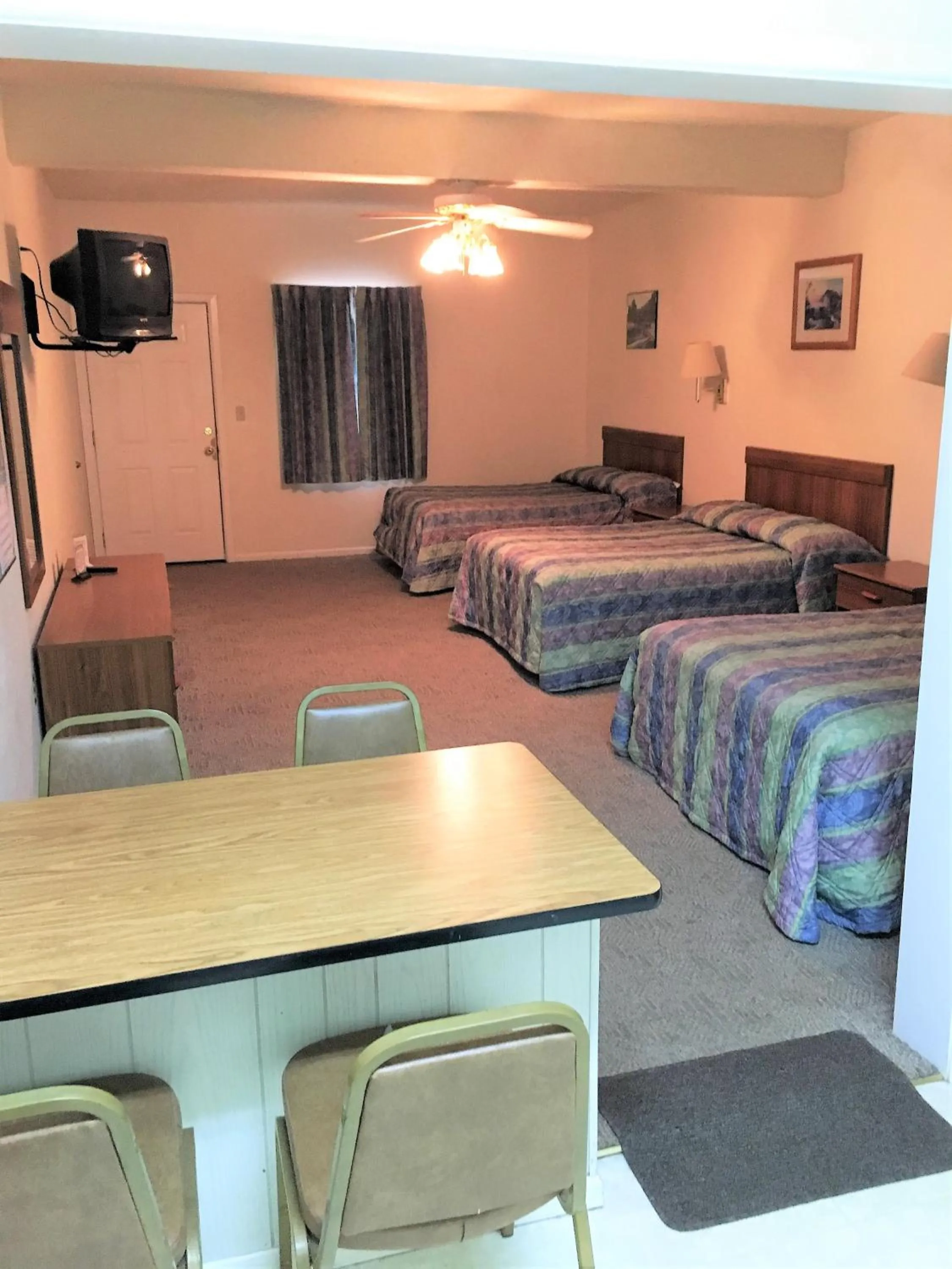 Photo of the whole room, Bed in Hunters Lodge Motel