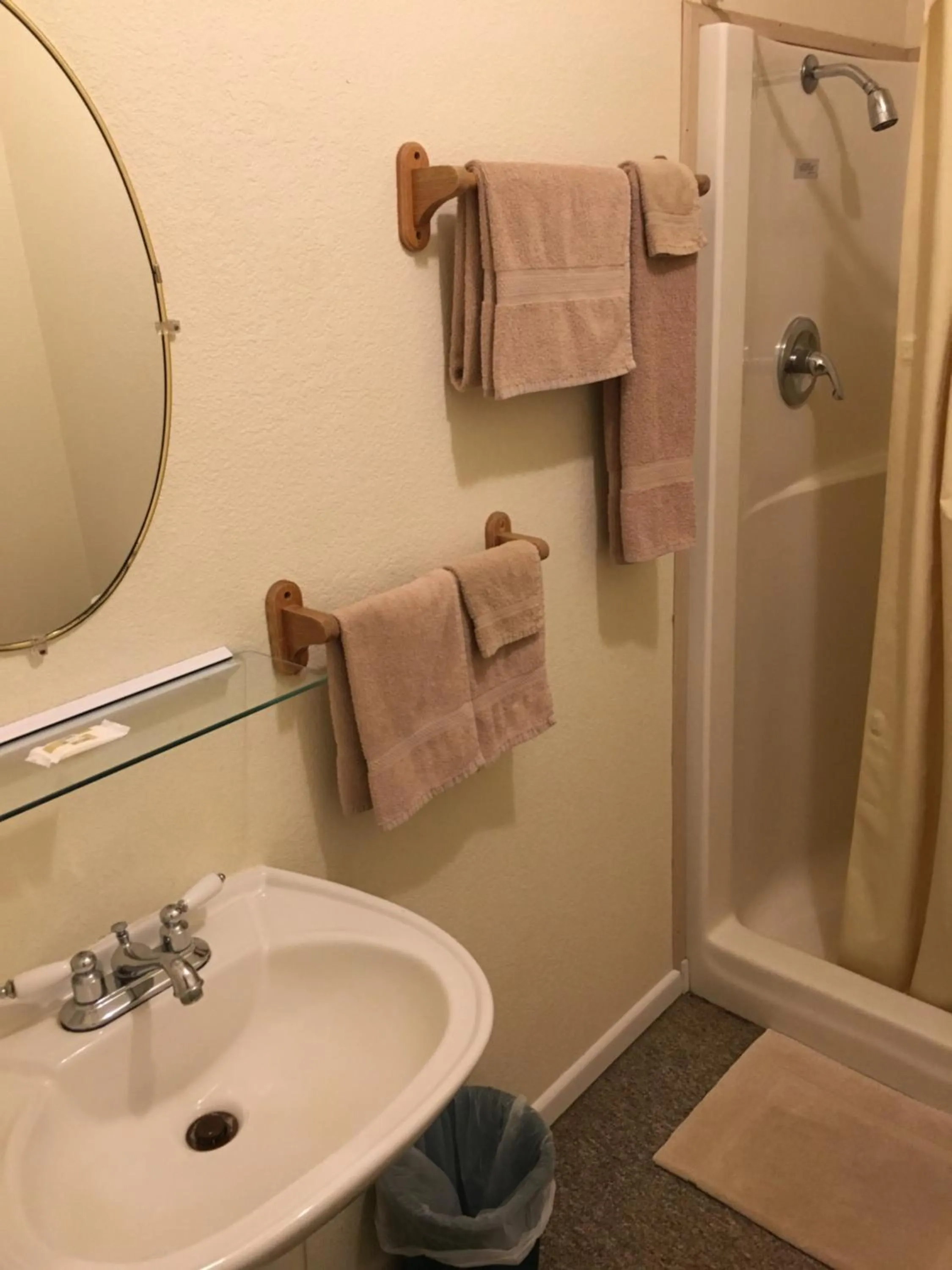 Bathroom in Hunters Lodge Motel