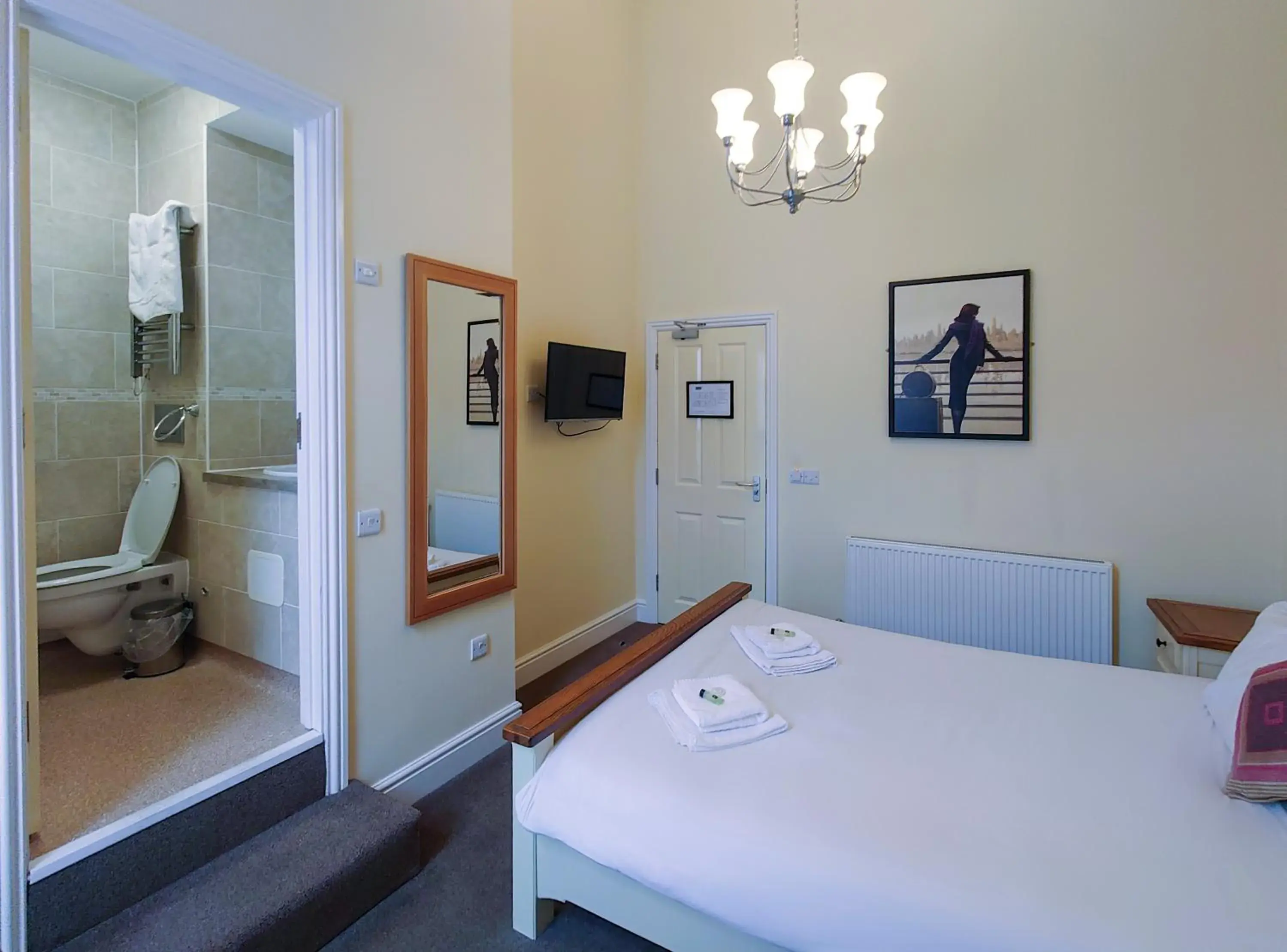 Superior Twin Room - single occupancy in The Crown Hotel Superior Twin Room - single occupancy in The Crown Hotel