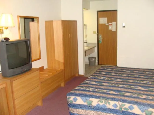 Photo of the whole room, Bed in USA Inns of America