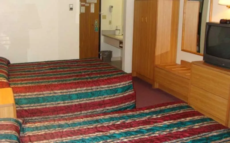 Photo of the whole room, Bed in USA Inns of America