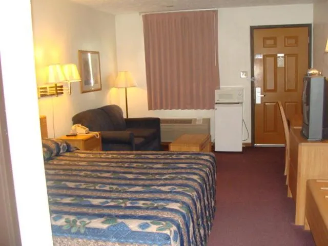 Photo of the whole room, Bed in USA Inns of America