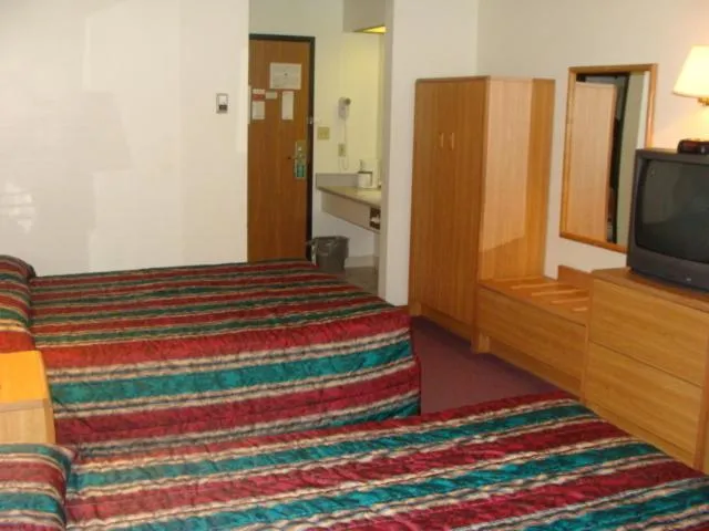 Photo of the whole room, Bed in USA Inns of America