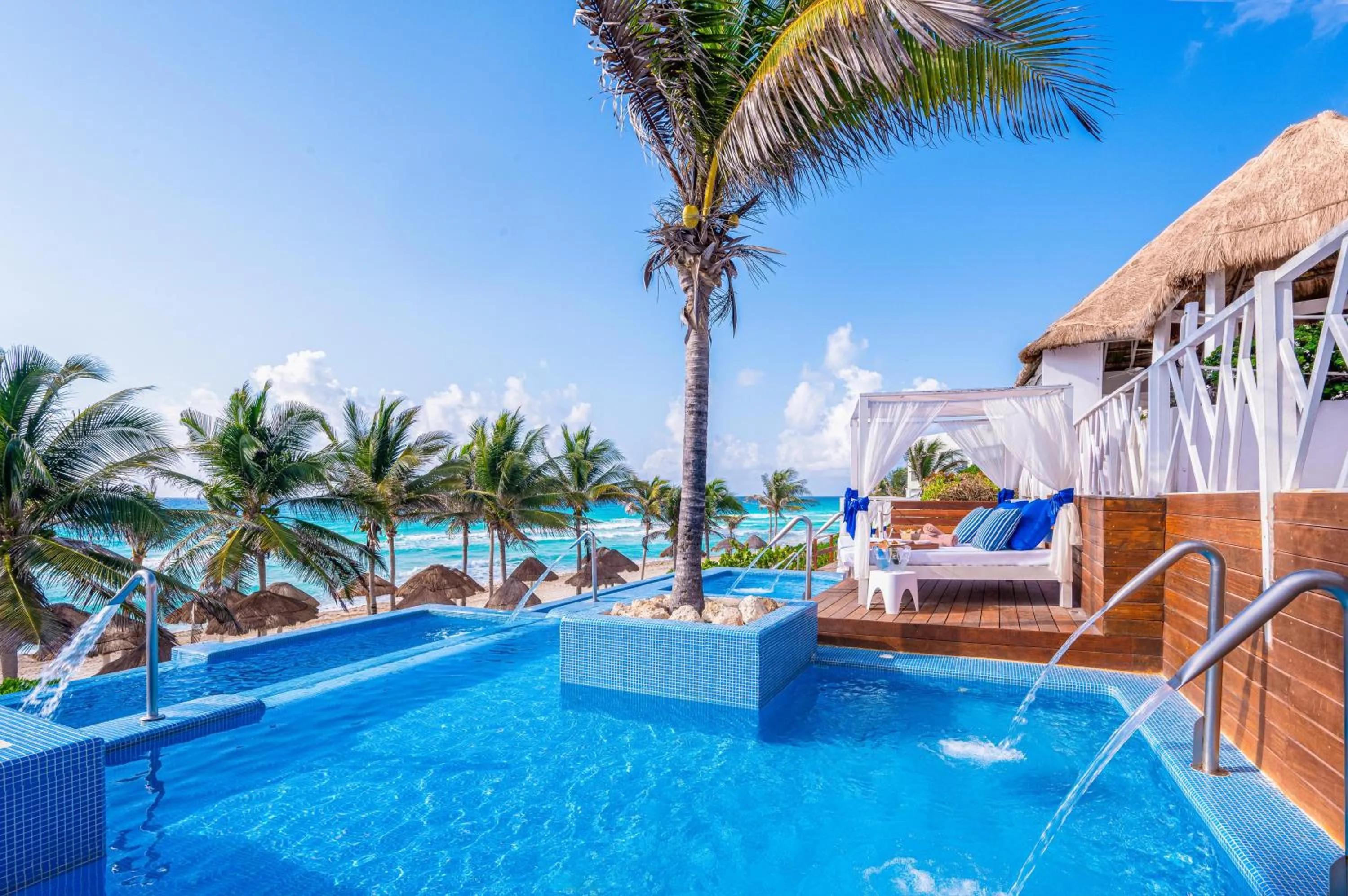 Swimming pool in The Grand Oasis Cancun - All Inclusive