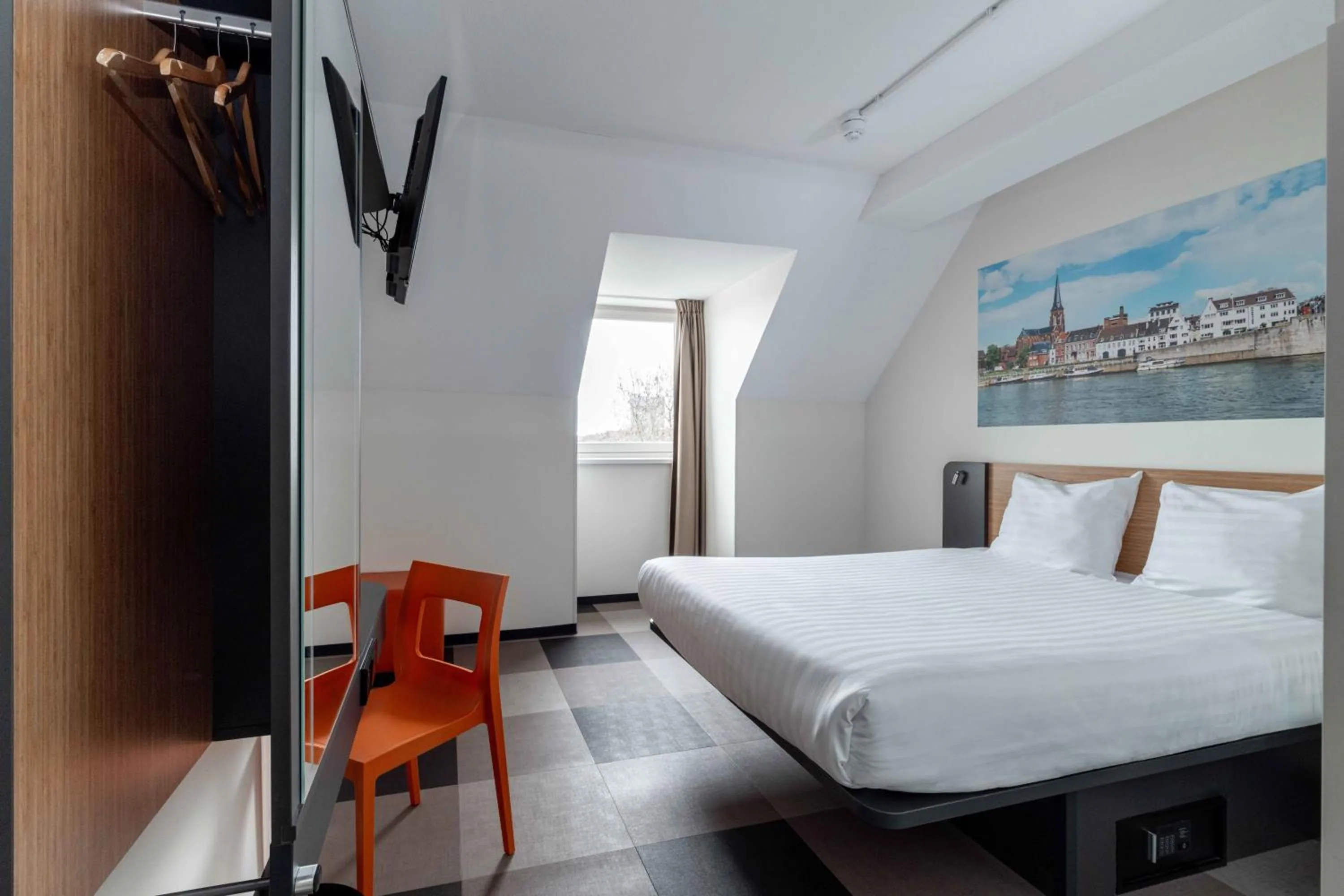 Bedroom, Bed in easyHotel Maastricht City Centre