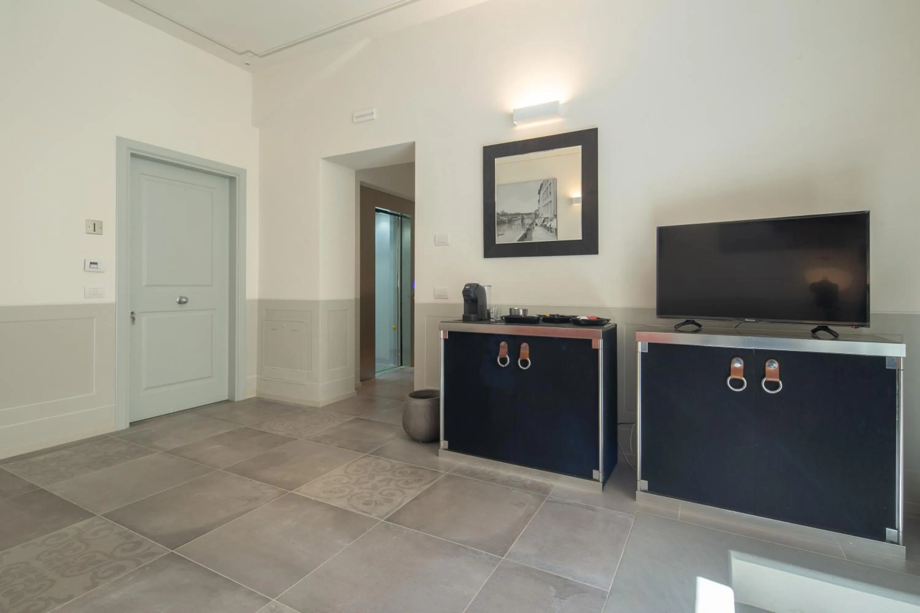 Communal lounge/ TV room in Carapelli Apartments
