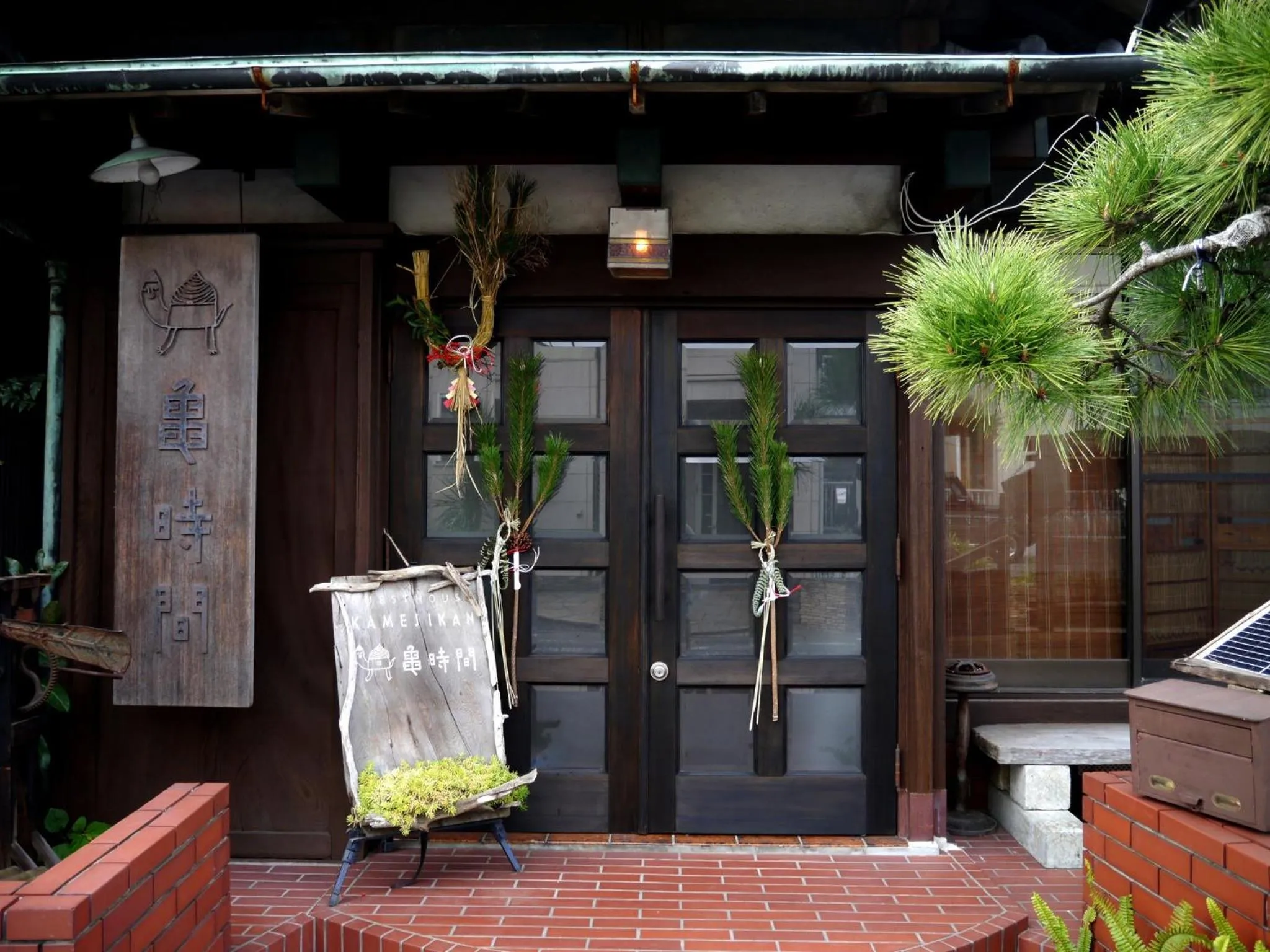 Facade/entrance in Guest House Kamejikan -turtle time-