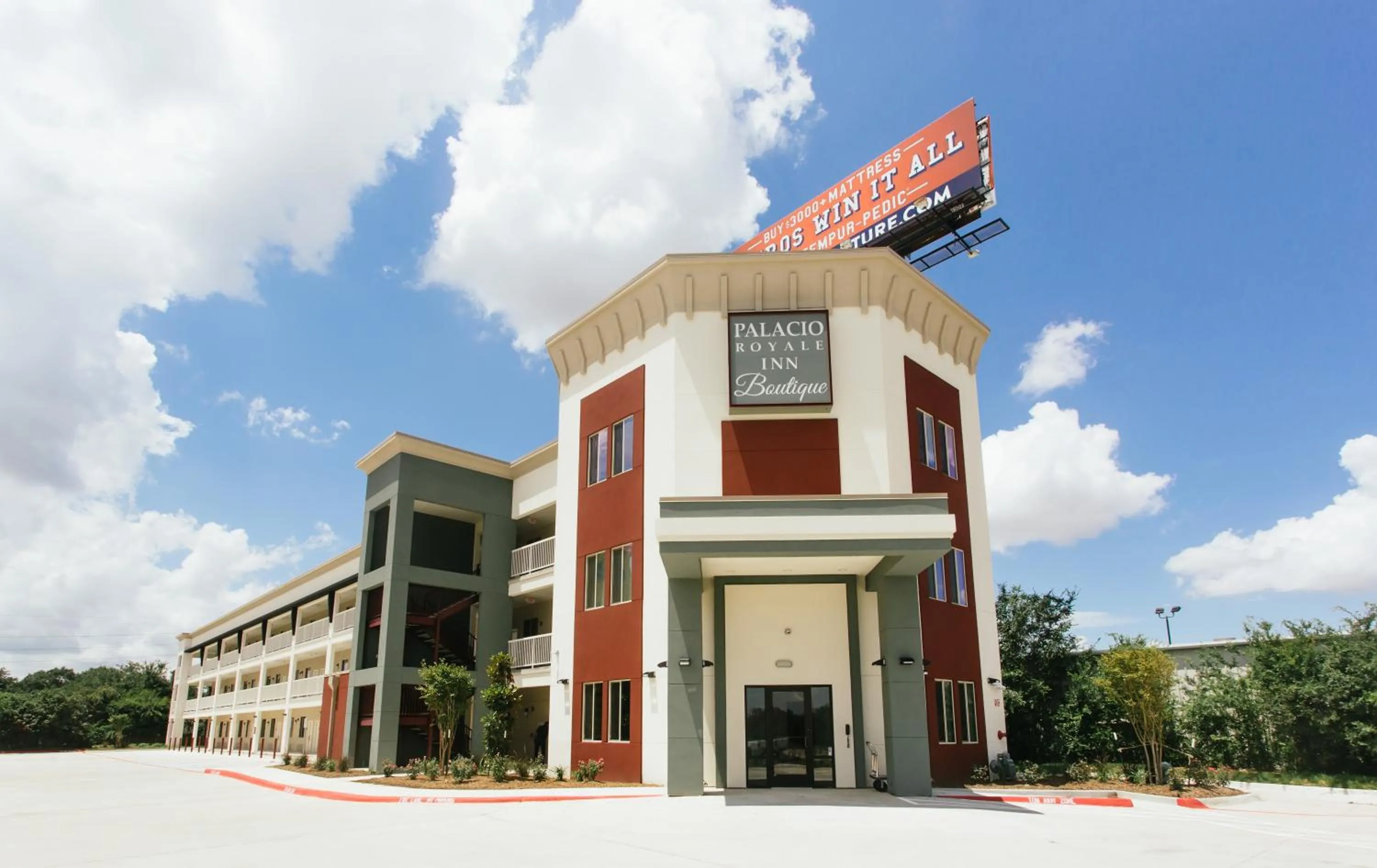 Property building in Palacio Royale Inn Boutique Katy