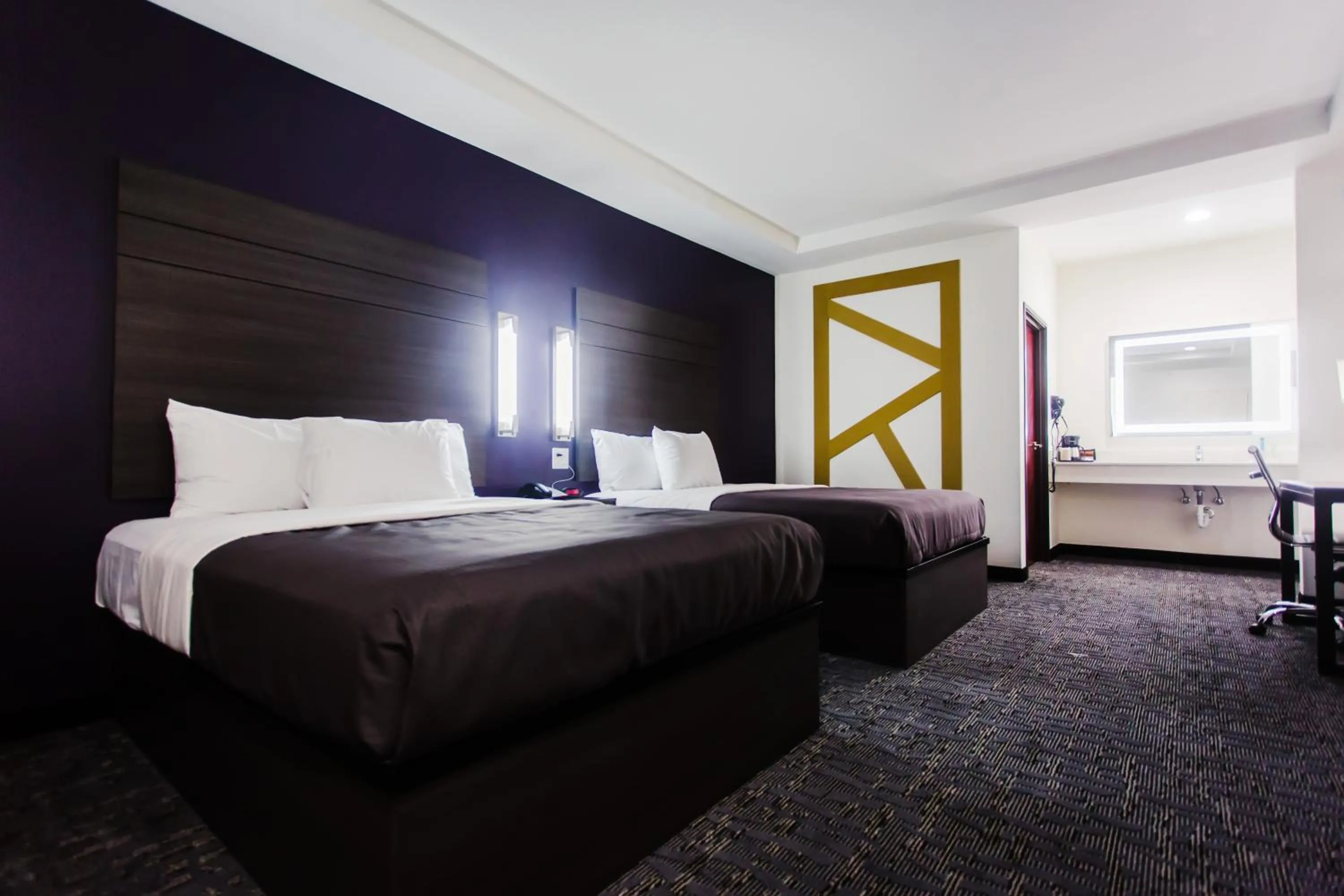 Photo of the whole room, Bed in Palacio Royale Inn Boutique Katy