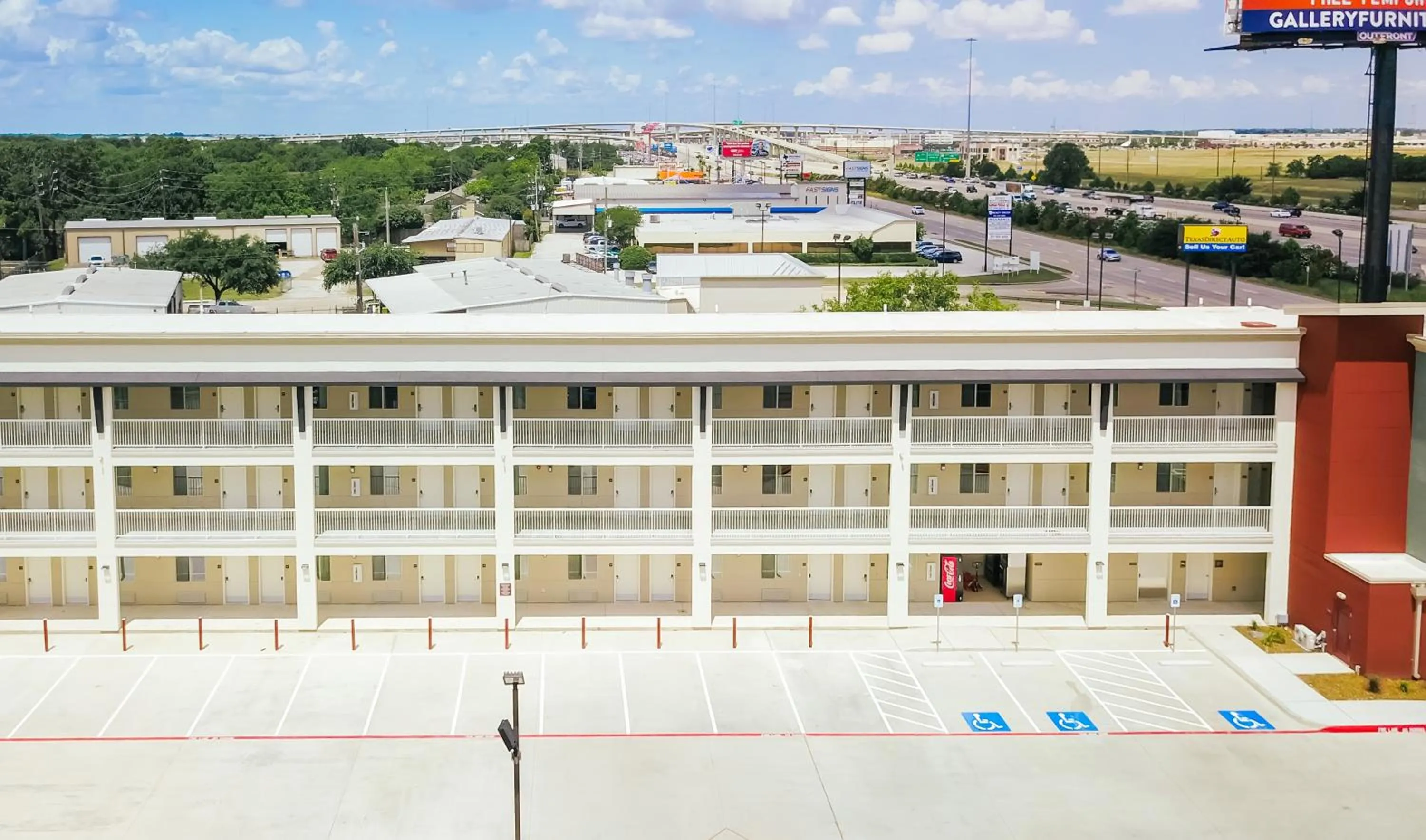 Property building in Palacio Royale Inn Boutique Katy