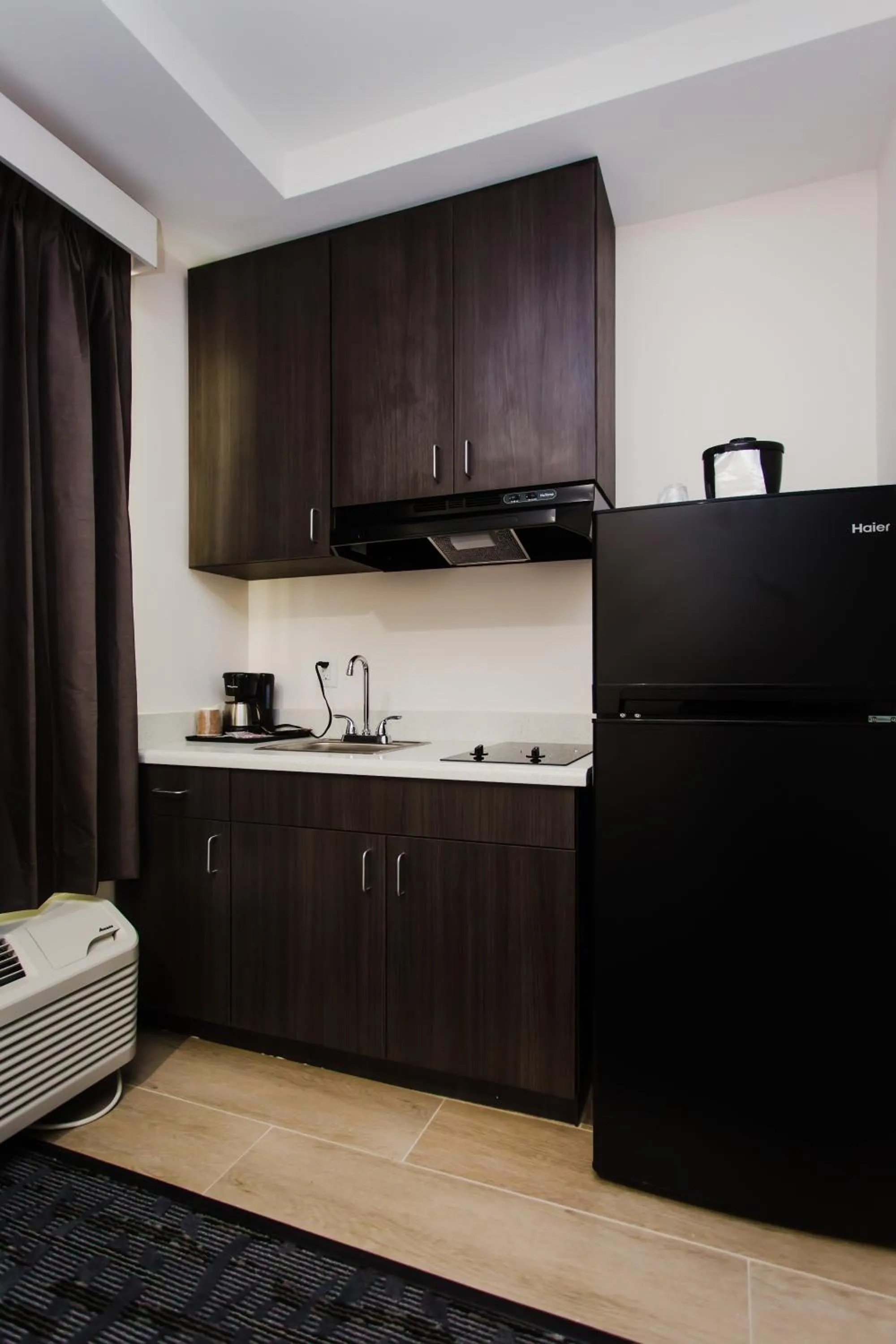 Kitchen or kitchenette in Palacio Royale Inn Boutique Katy