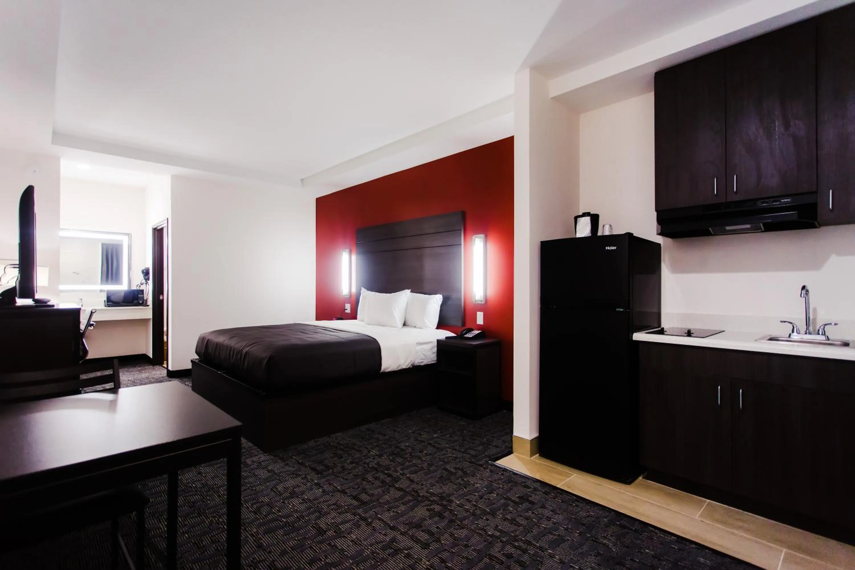 Photo of the whole room, Bed in Palacio Royale Inn Boutique Katy