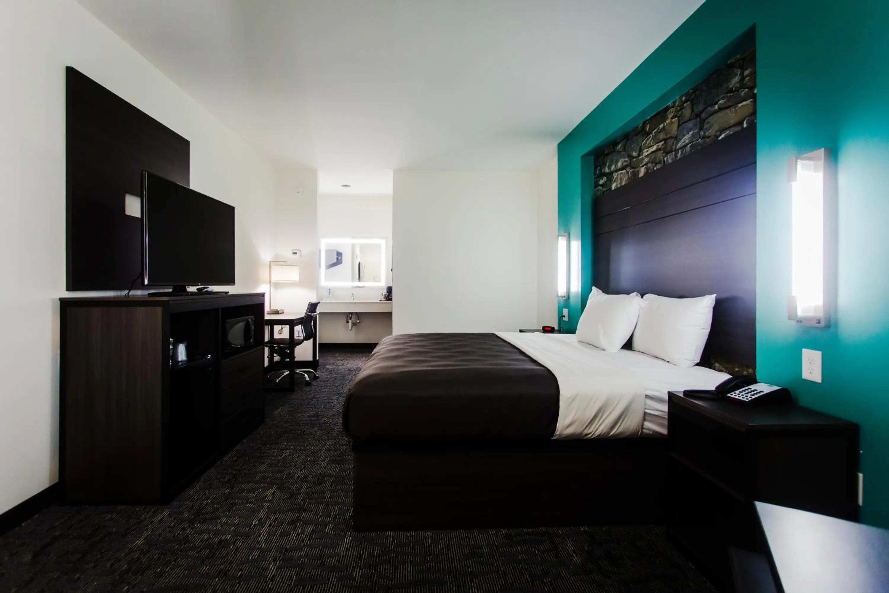 Photo of the whole room, Bed in Palacio Royale Inn Boutique Katy