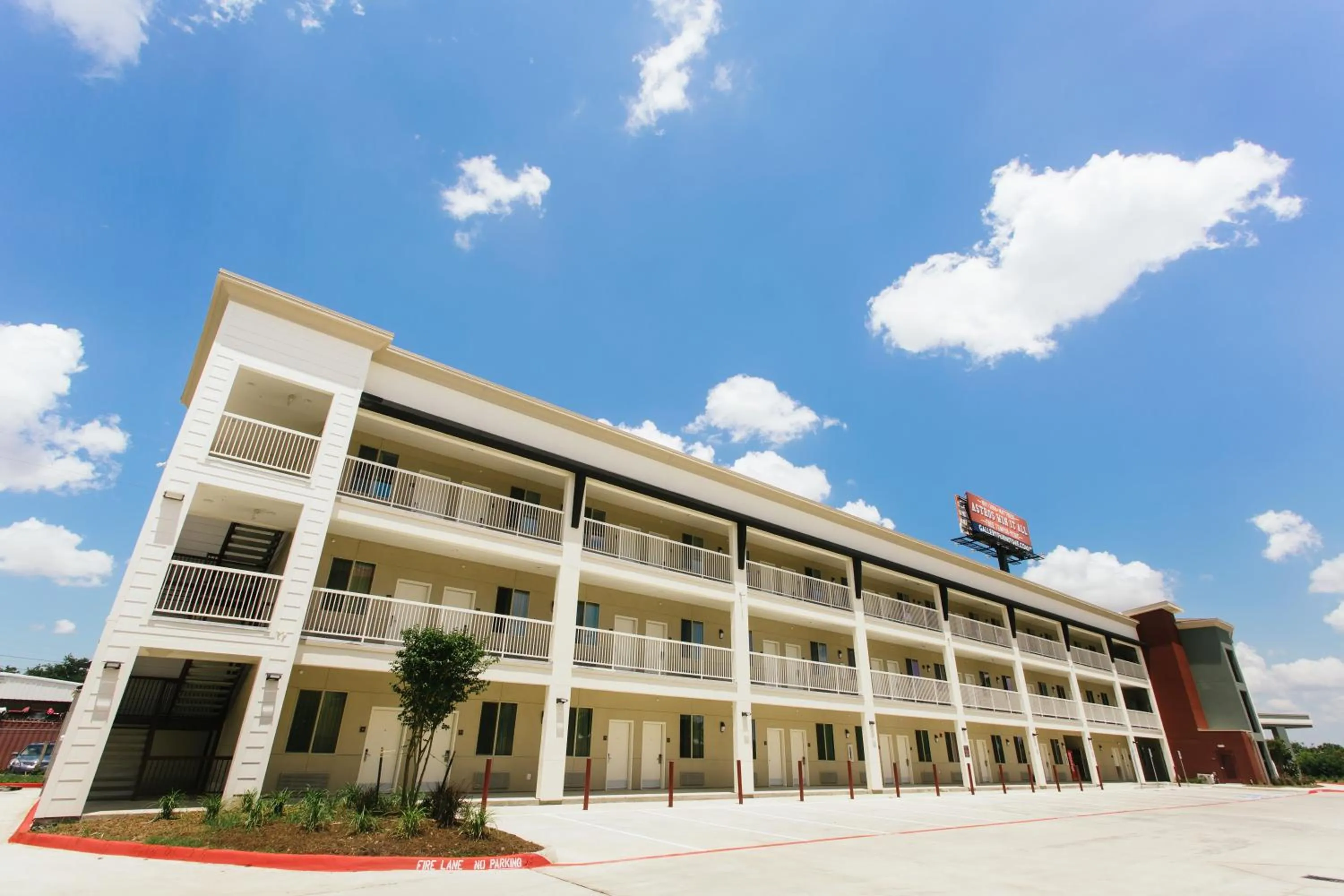 Property building in Palacio Royale Inn Boutique Katy