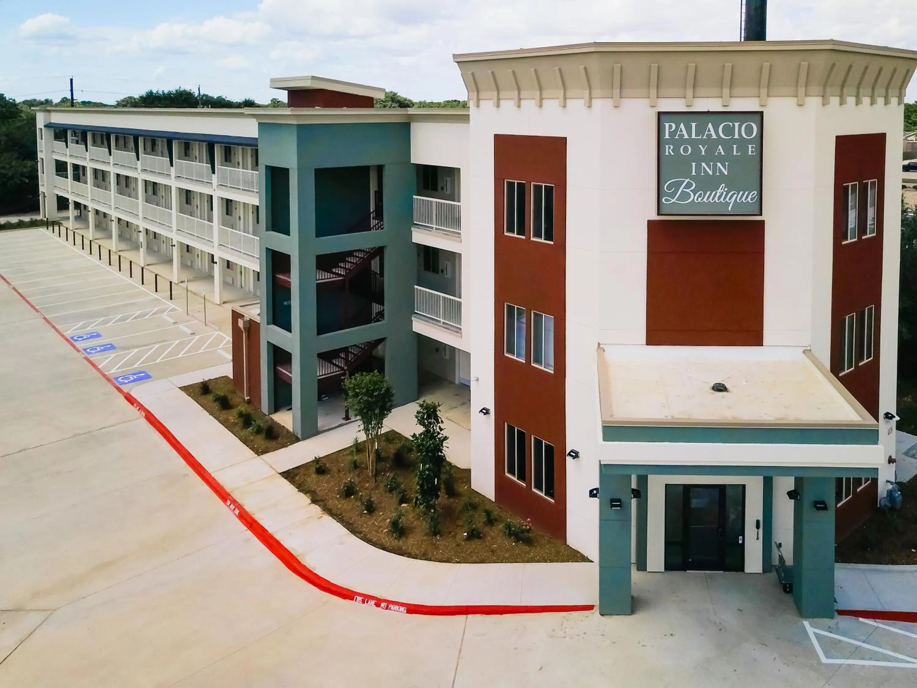 Property building in Palacio Royale Inn Boutique Katy