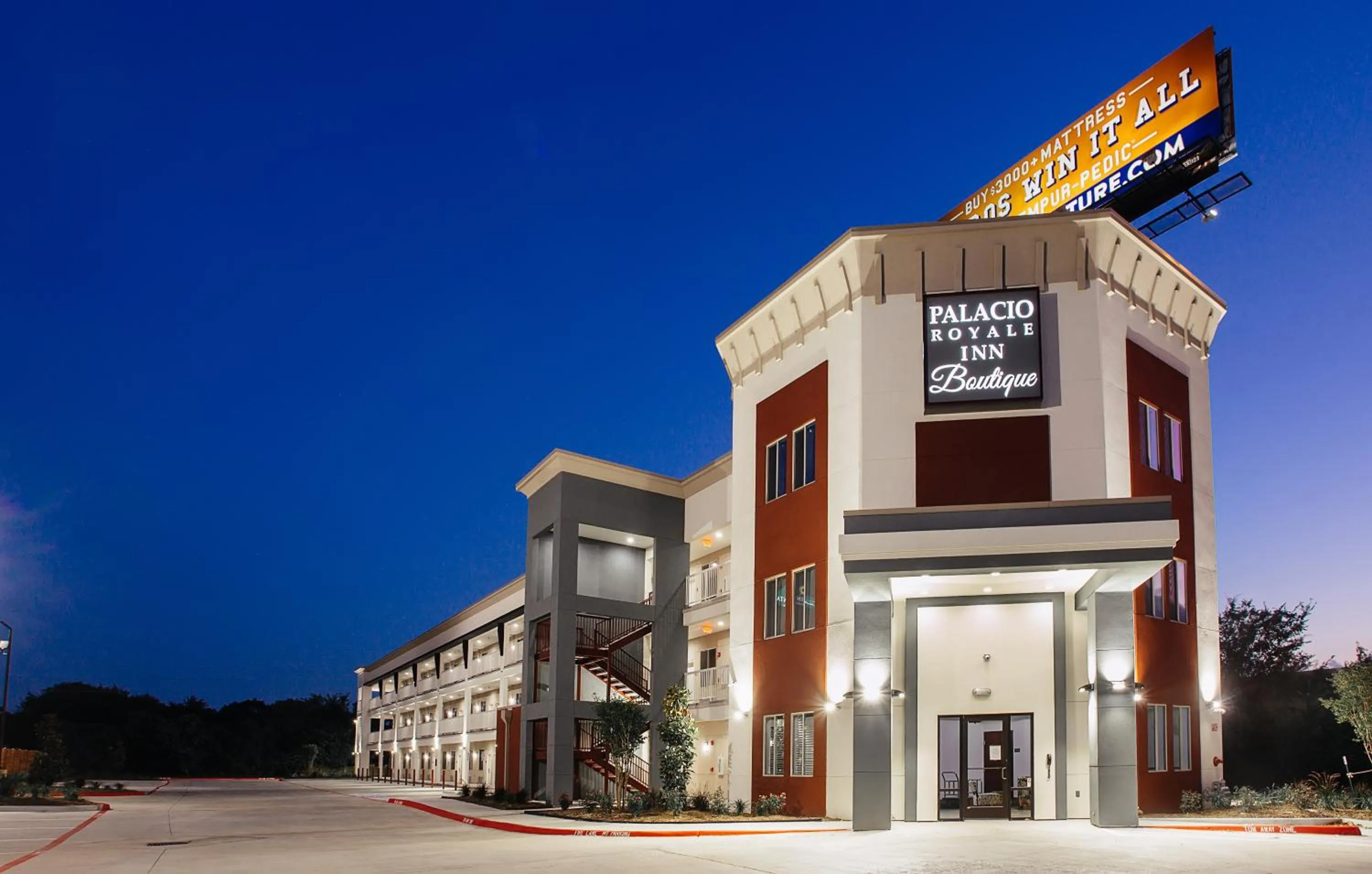 Property building in Palacio Royale Inn Boutique Katy