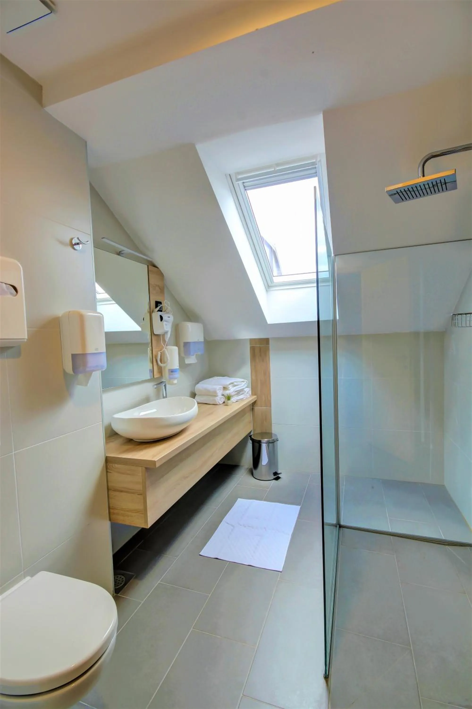 Shower in 16 Lakes Hotel