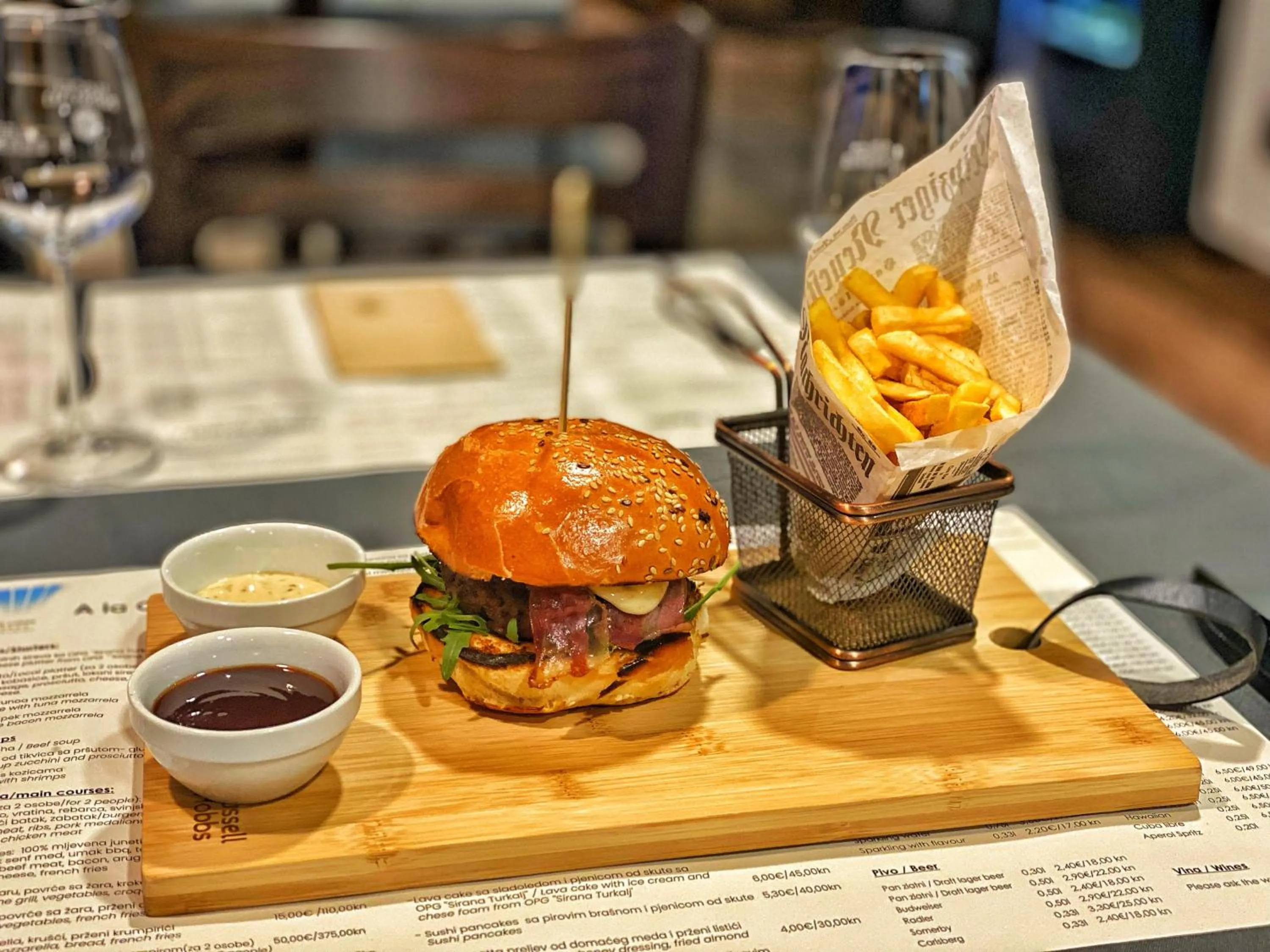 Restaurant/places to eat in 16 Lakes Hotel