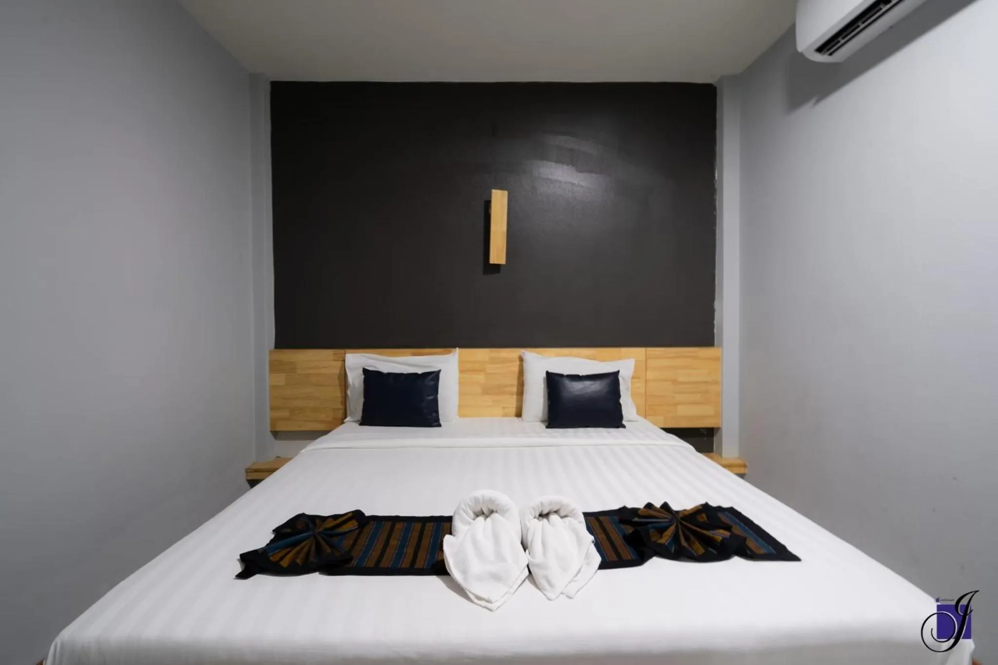 Photo of the whole room, Bed in Jintana Resort