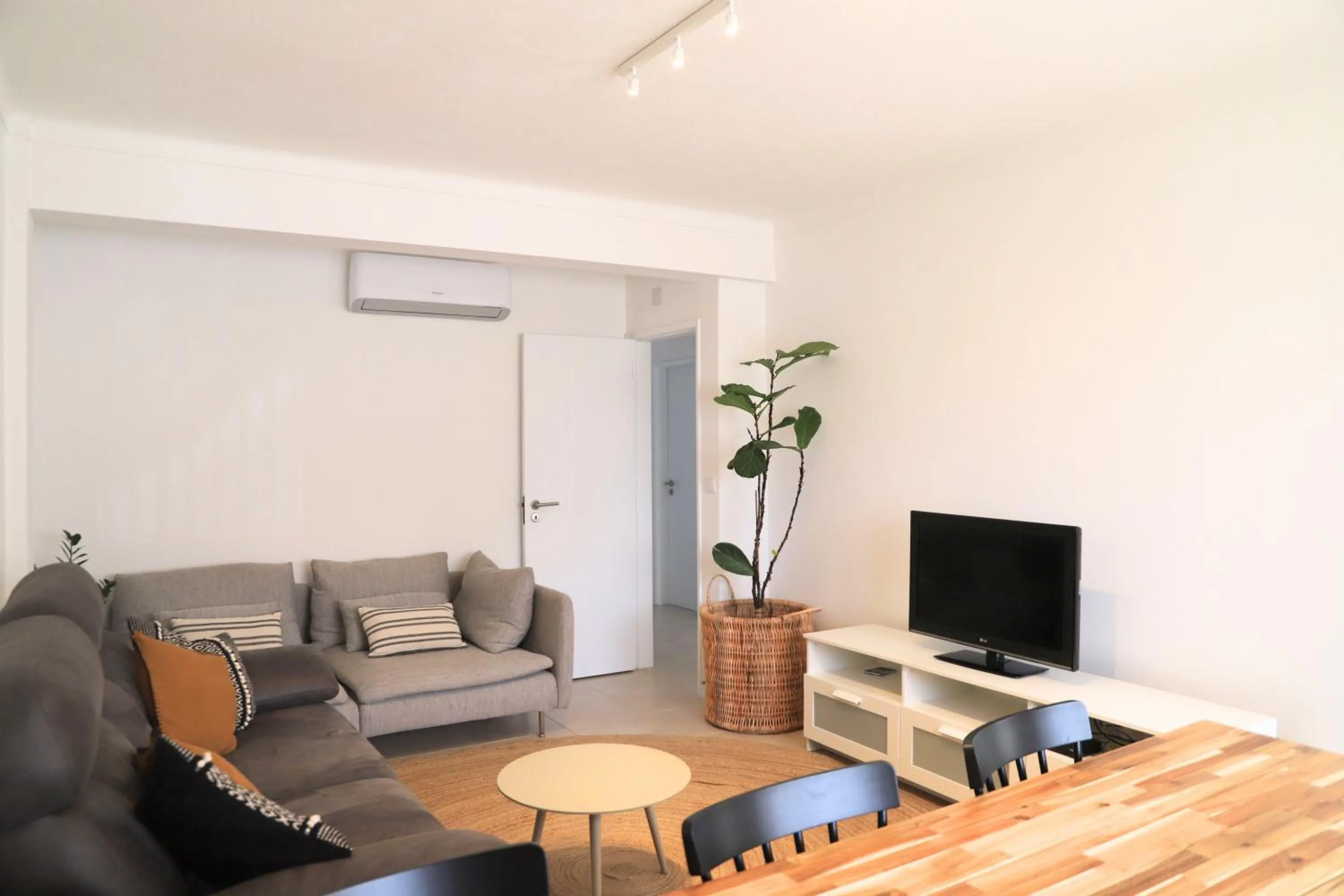 TV and multimedia in RIDE Surf Resort & Spa Peniche