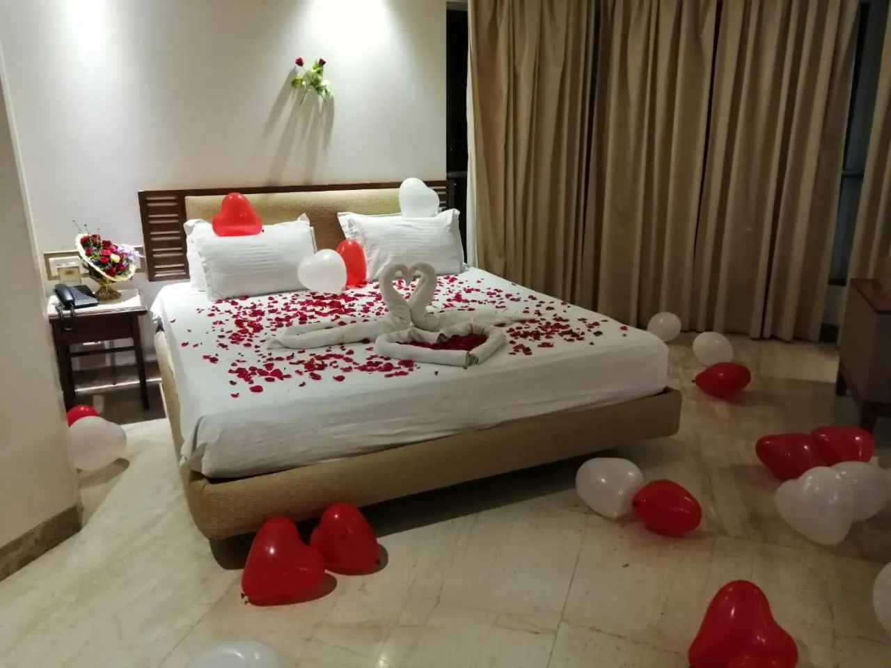 Bedroom, Bed in Hotel Maharaja Regency