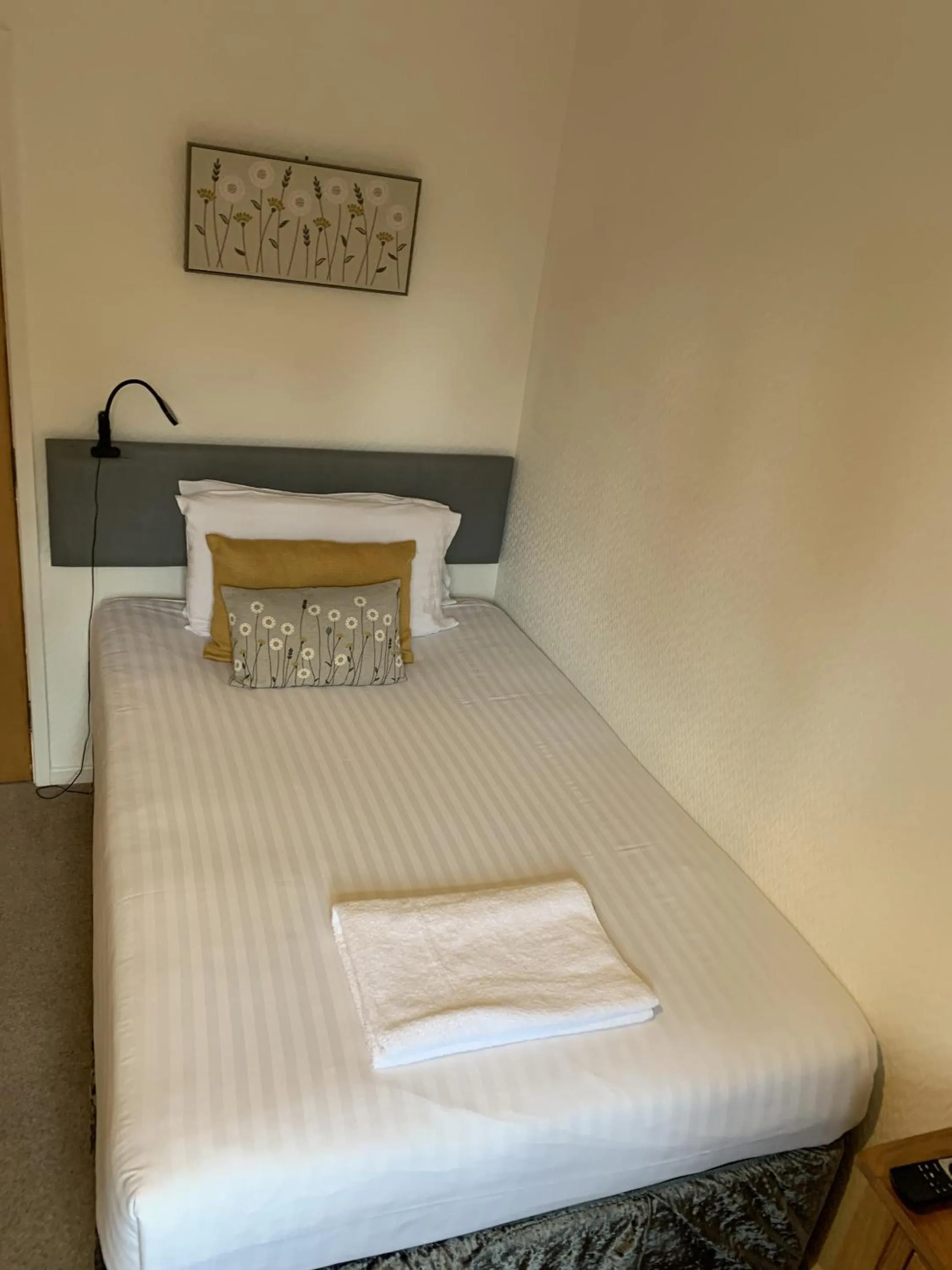 Bedroom, Bed in Old Farm Hotel