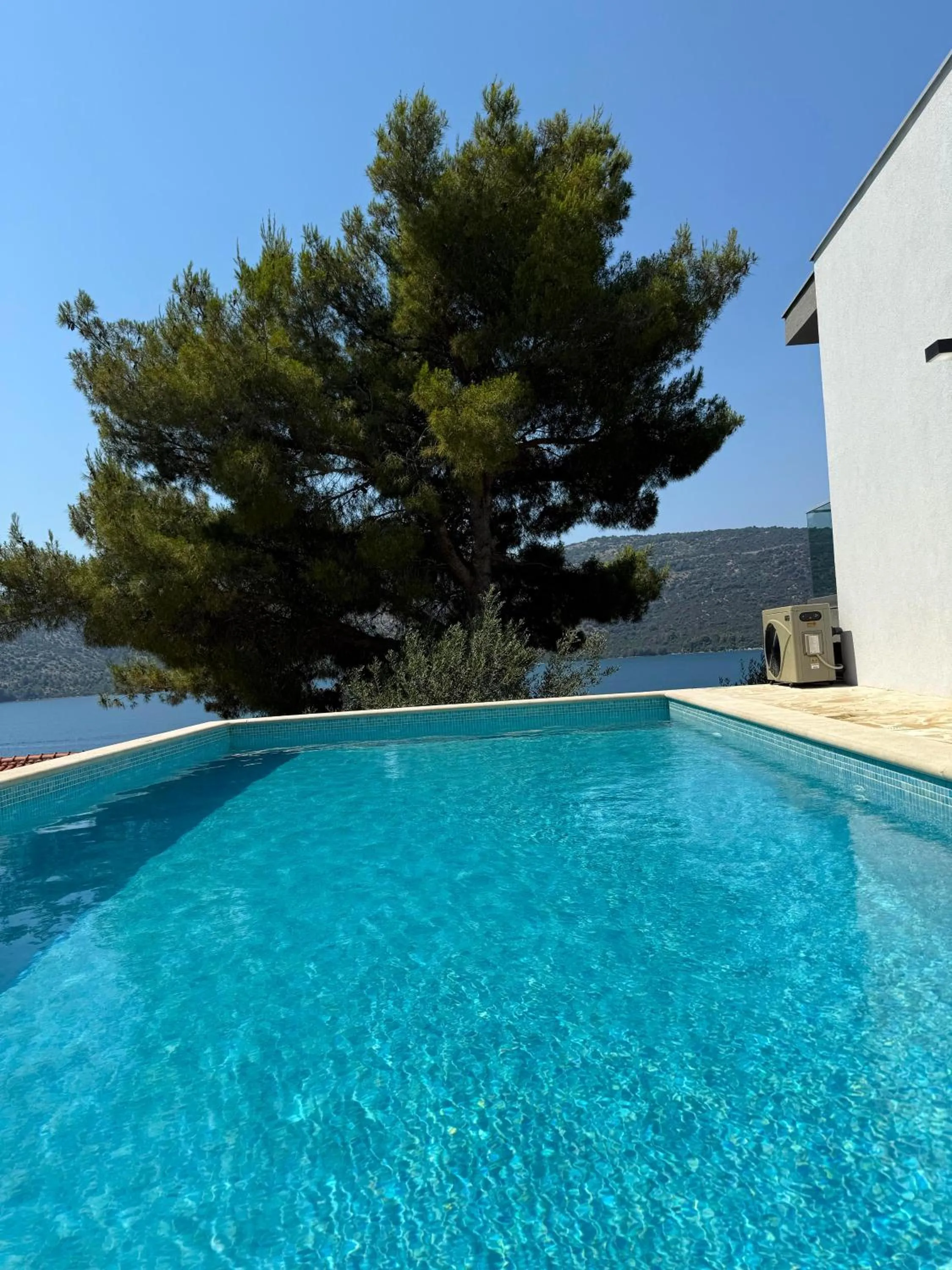 Villa Regina with heated pool and sea view