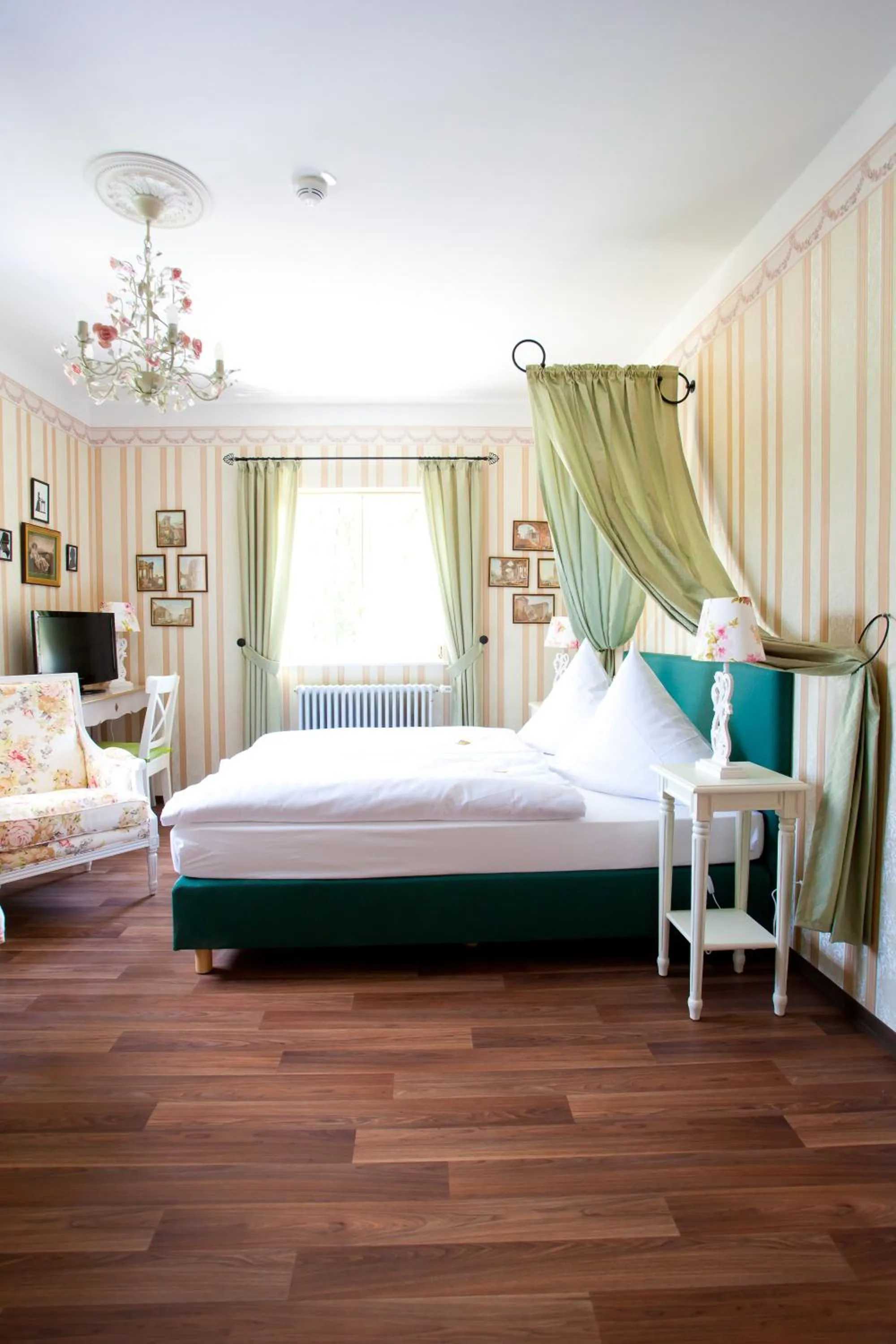 Photo of the whole room, Bed in Gastwirtschaft & Hotel Hallescher Anger