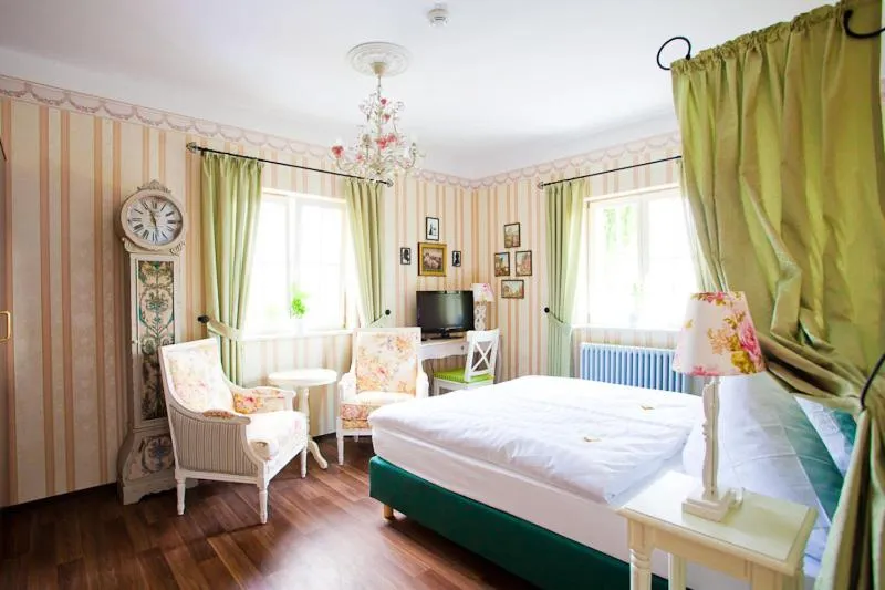 Bed in Gastwirtschaft & Hotel Hallescher Anger